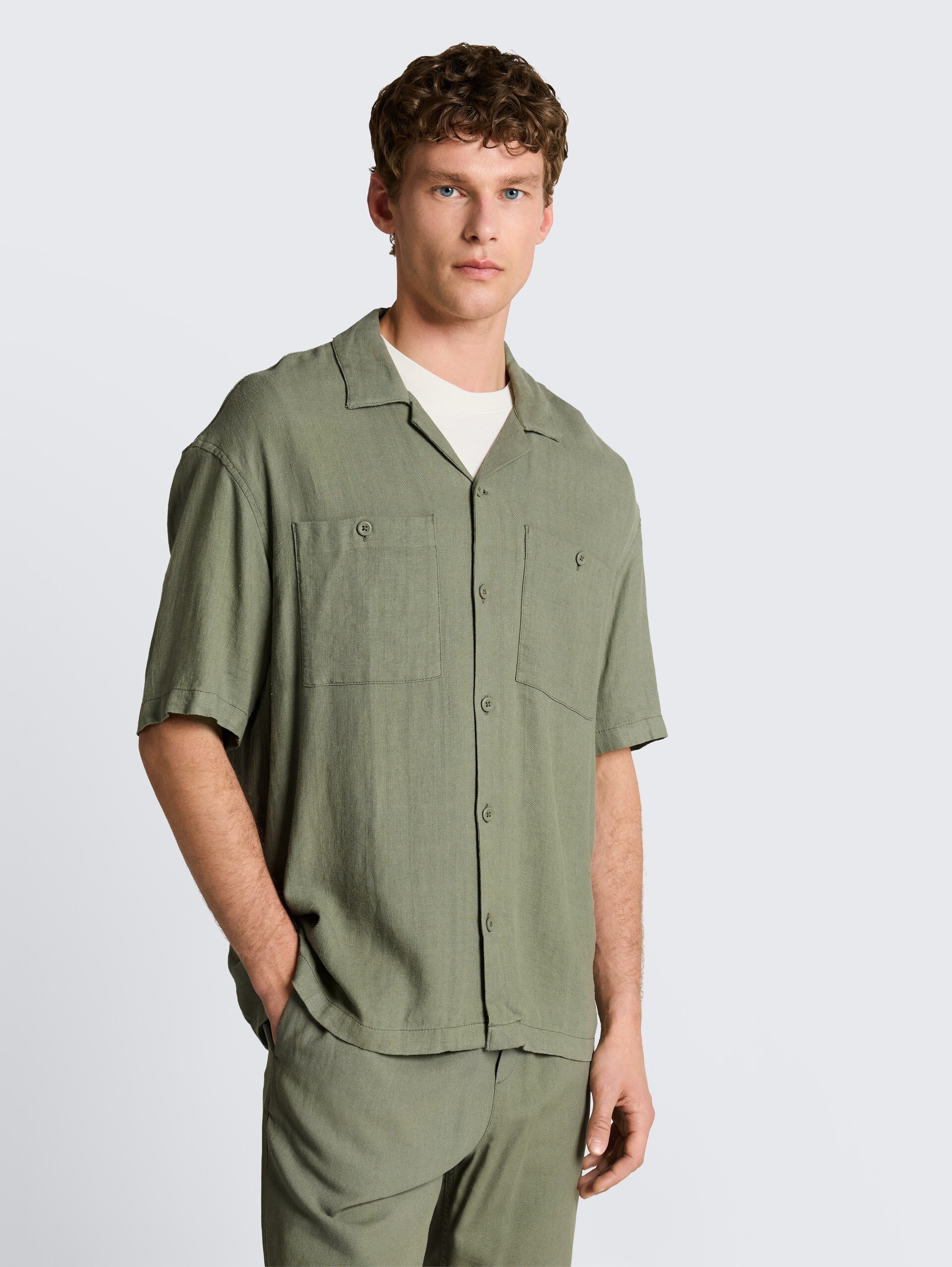 Loose Fit Resort Hemd mit Leinenanteil - Sea Spray - Ausschnitt Model-Vorderansicht