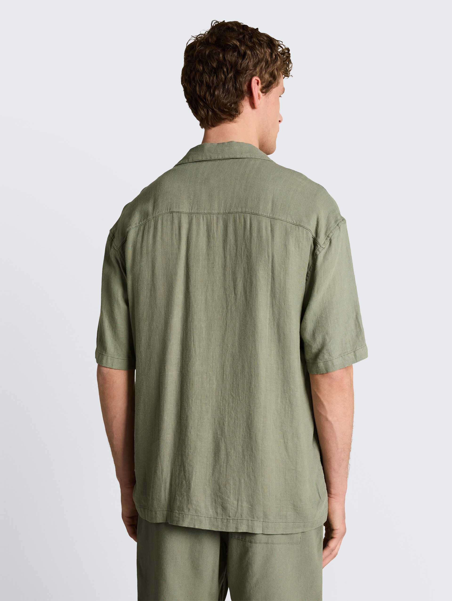 Loose Fit Resort Hemd mit Leinenanteil - Sea Spray - Auschnitt Model-Rückansicht