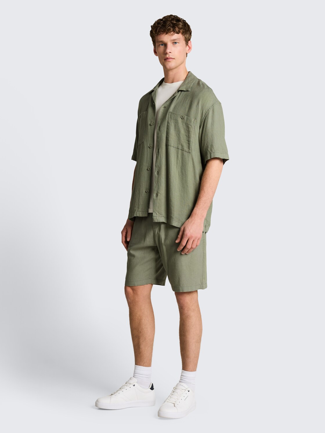 Loose Fit Resort Hemd mit Leinenanteil - Sea Spray - Model-Vorderansicht