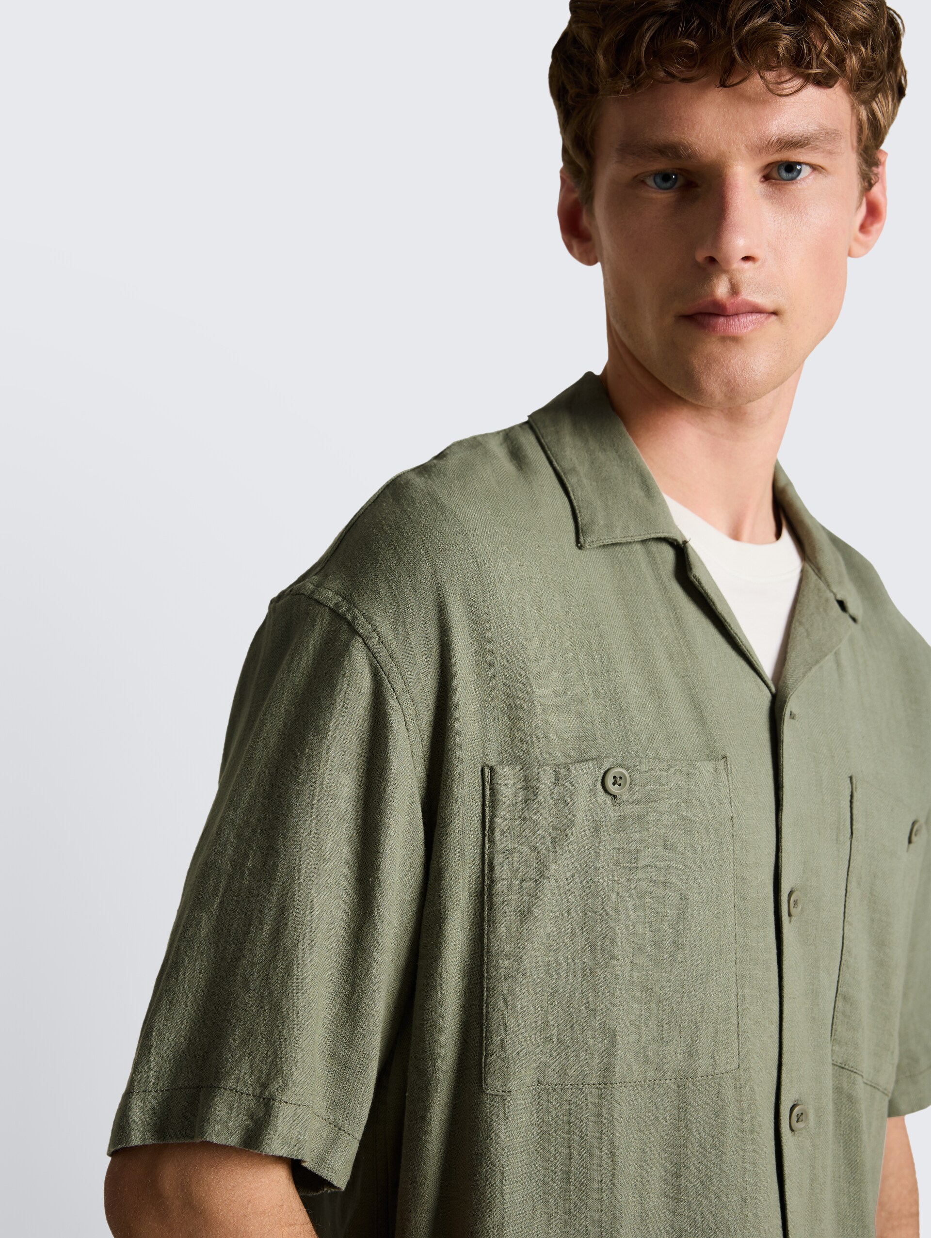 Loose Fit Resort Hemd mit Leinenanteil - Sea Spray - Detail-Model-Ansicht