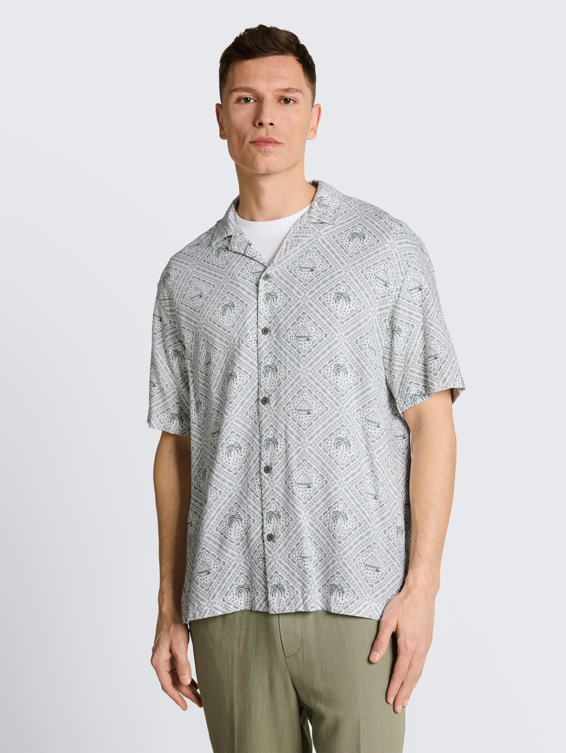 Relaxed Fit Resort Hemd mit Leinenanteil - green white tropical print - Ausschnitt Model-Vorderansicht