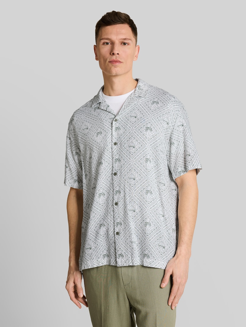 Relaxed Fit Resort Hemd mit Leinenanteil von Denim Male, green white tropical print