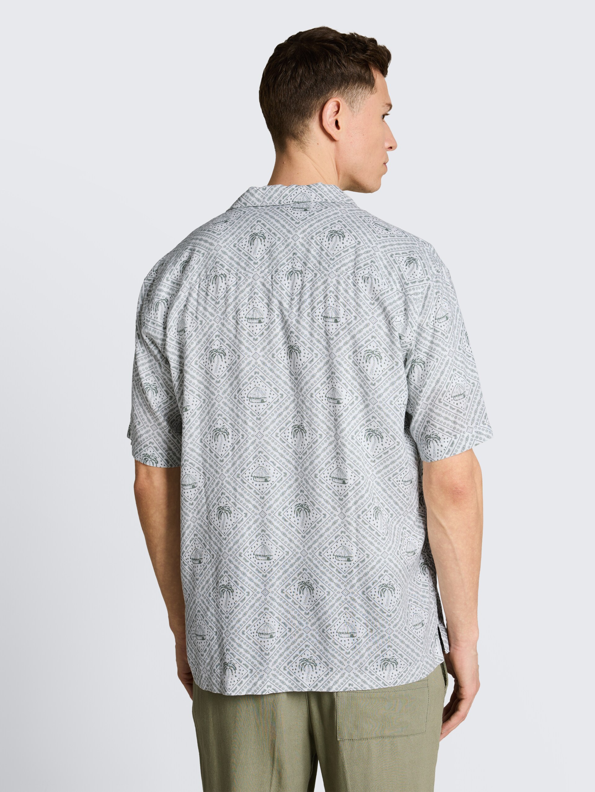 Relaxed Fit Resort Hemd mit Leinenanteil - green white tropical print - Auschnitt Model-Rückansicht