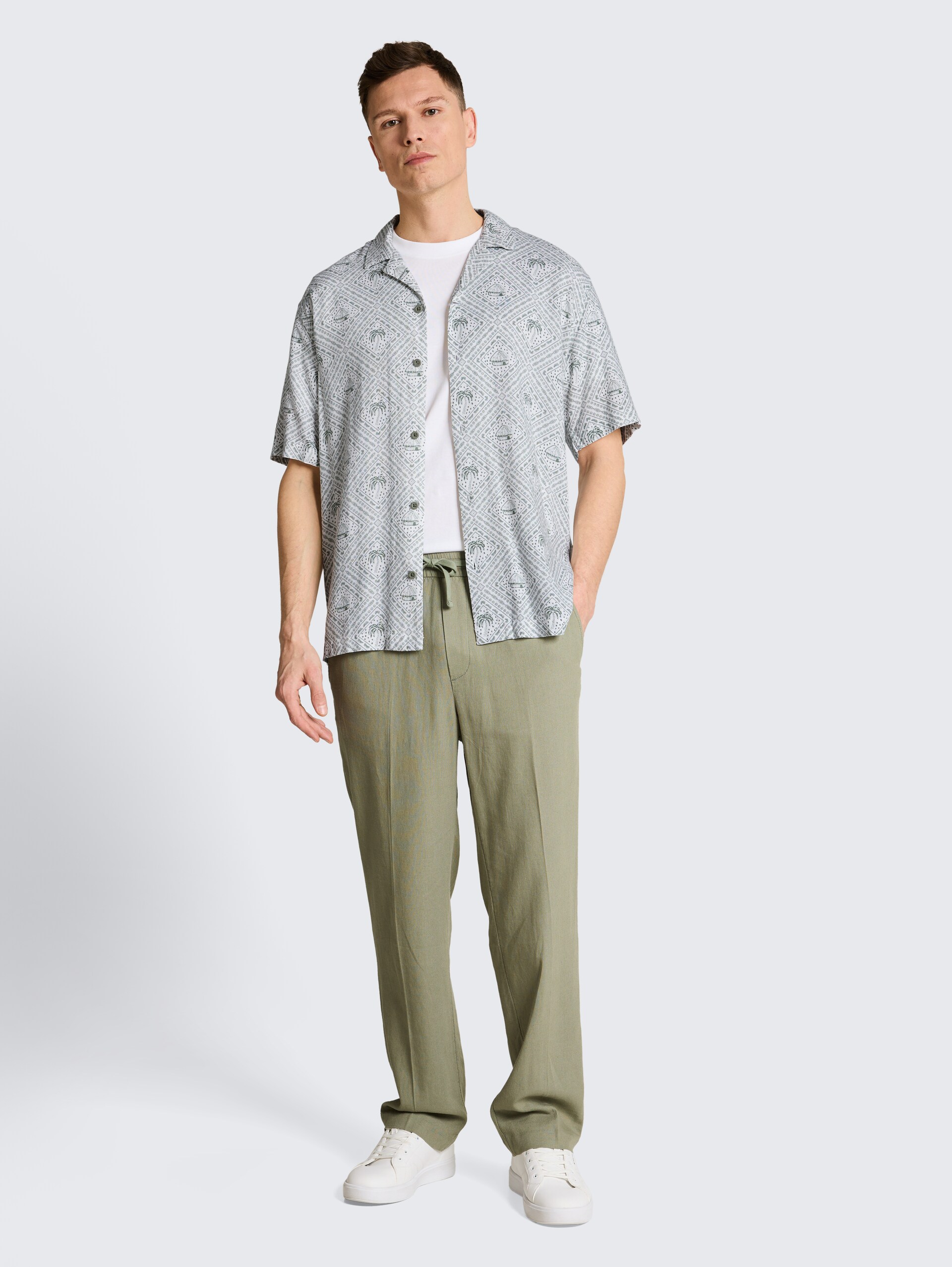 Relaxed Fit Resort Hemd mit Leinenanteil - green white tropical print - Model-Vorderansicht