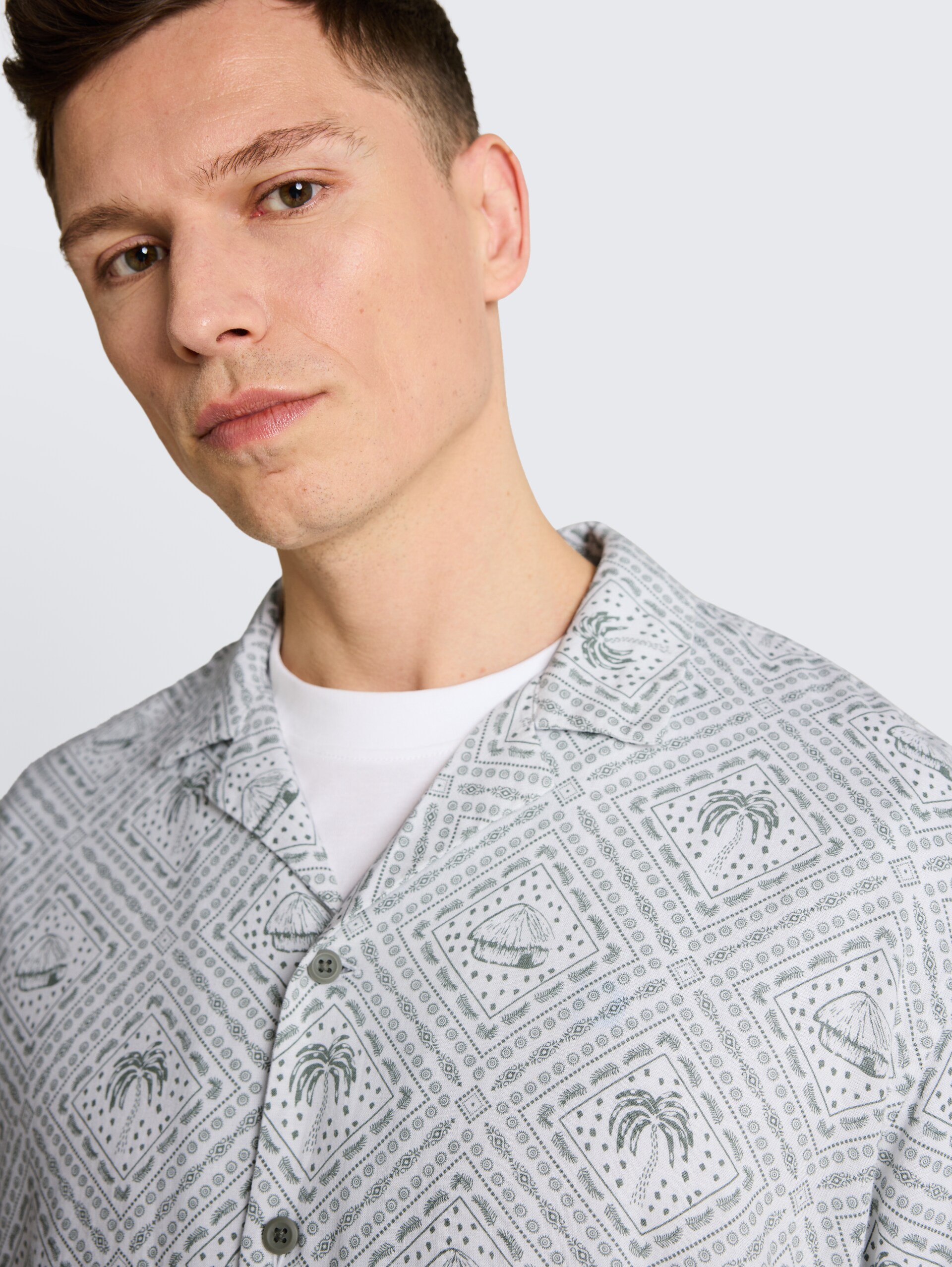 Relaxed Fit Resort Hemd mit Leinenanteil - green white tropical print - Detail-Model-Ansicht