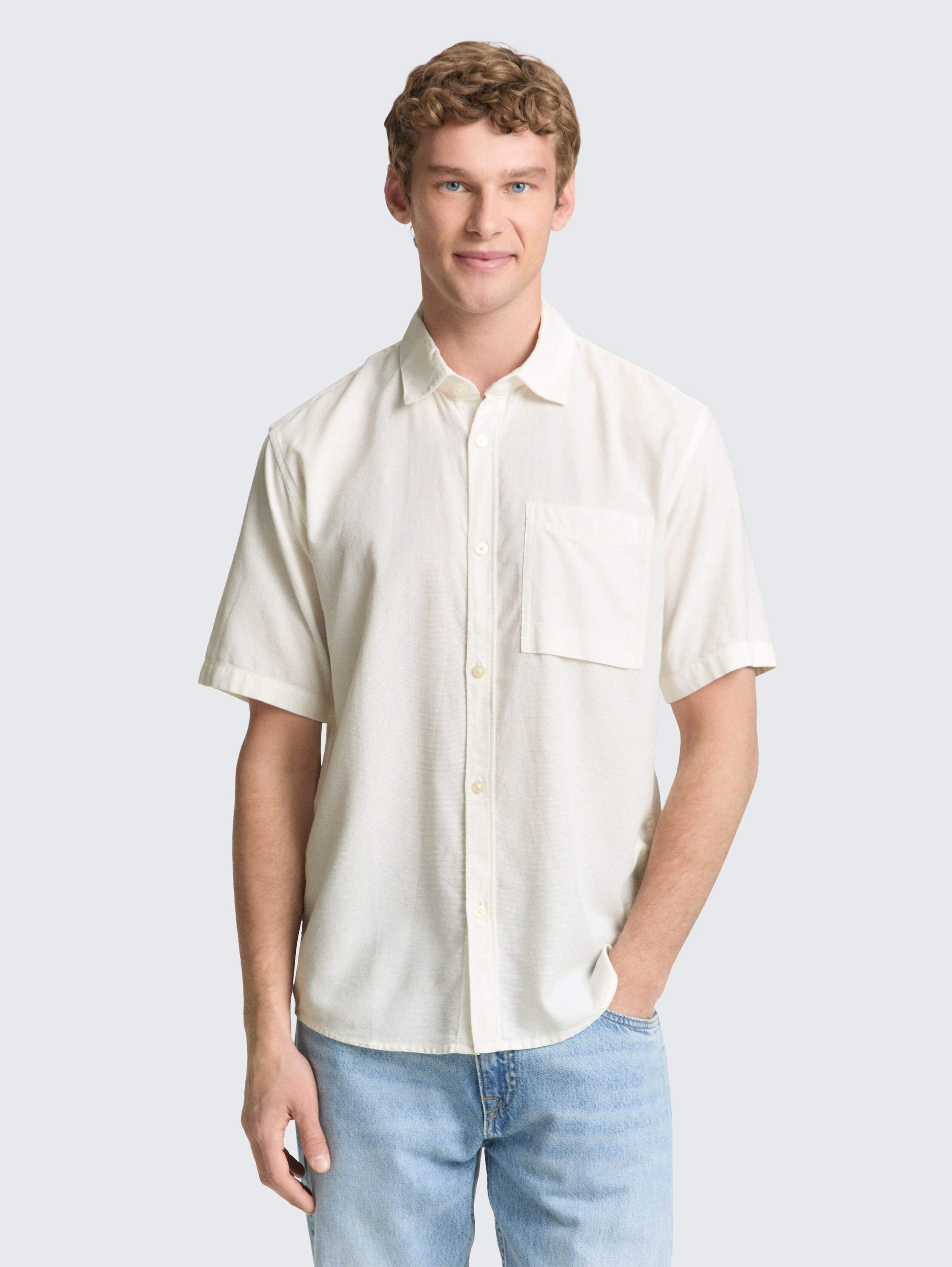 Relaxed fit short sleeve shirt with breast pocket - White - Neckline model front view