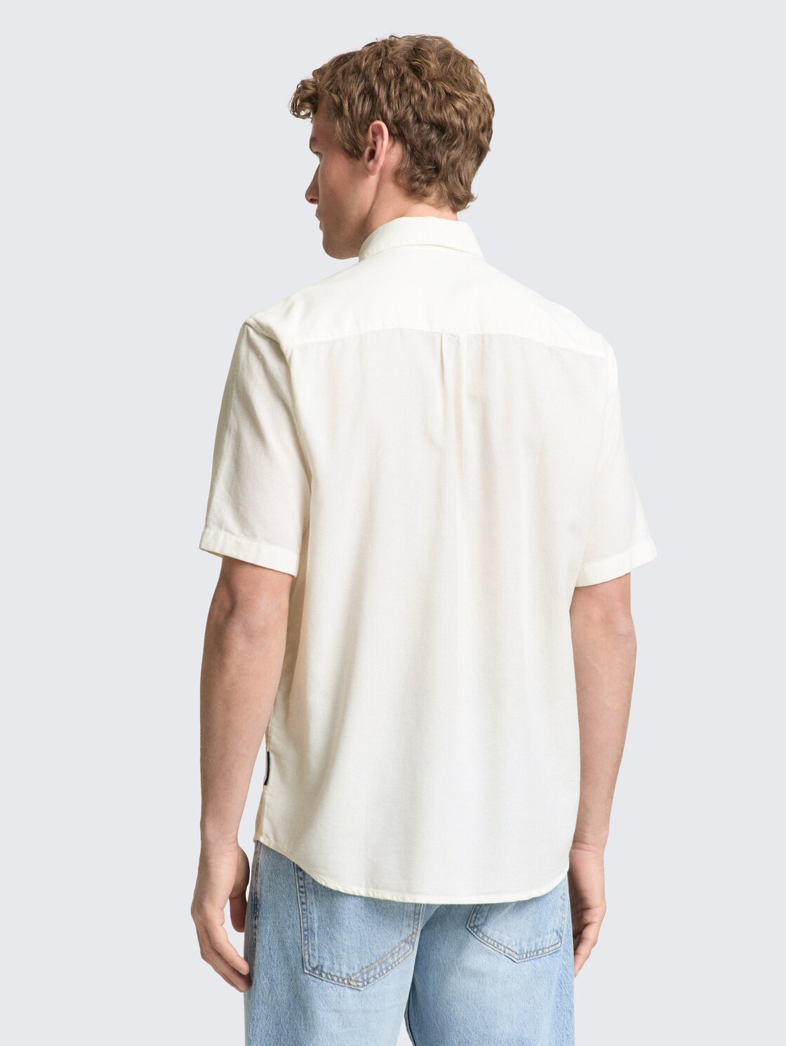 Relaxed Fit Kurzarmhemd mit Brusttasche - White - Auschnitt Model-Rückansicht