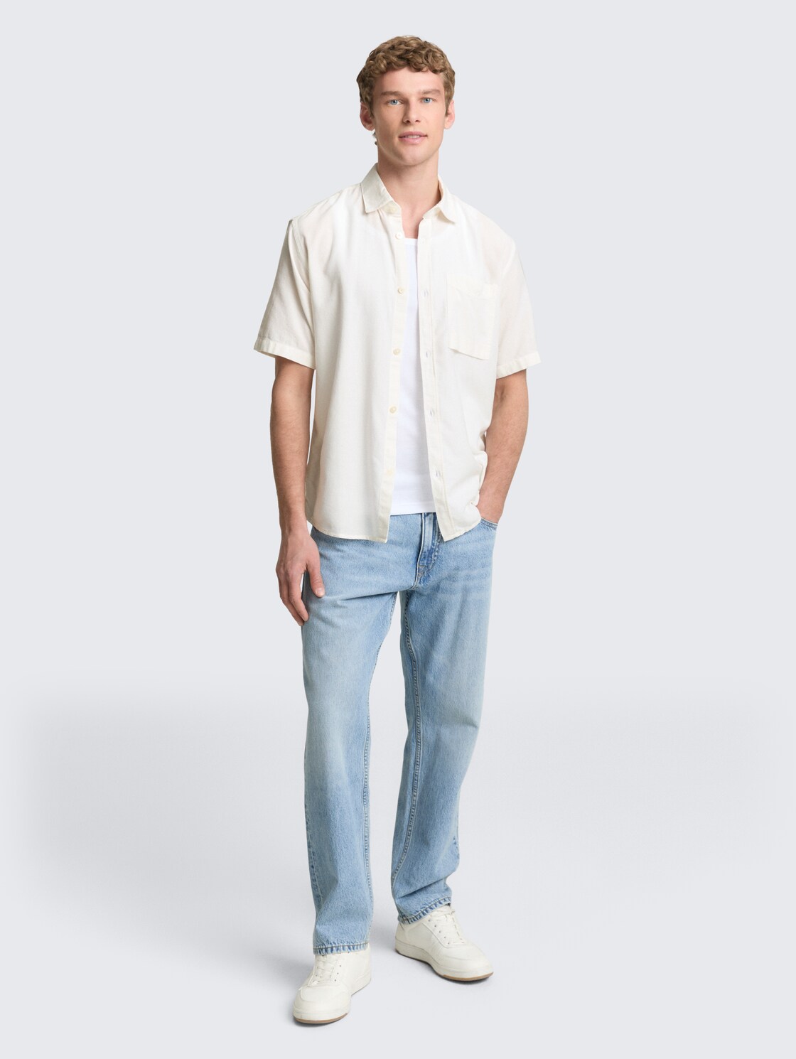 Relaxed Fit Kurzarmhemd mit Brusttasche - White - Model-Vorderansicht