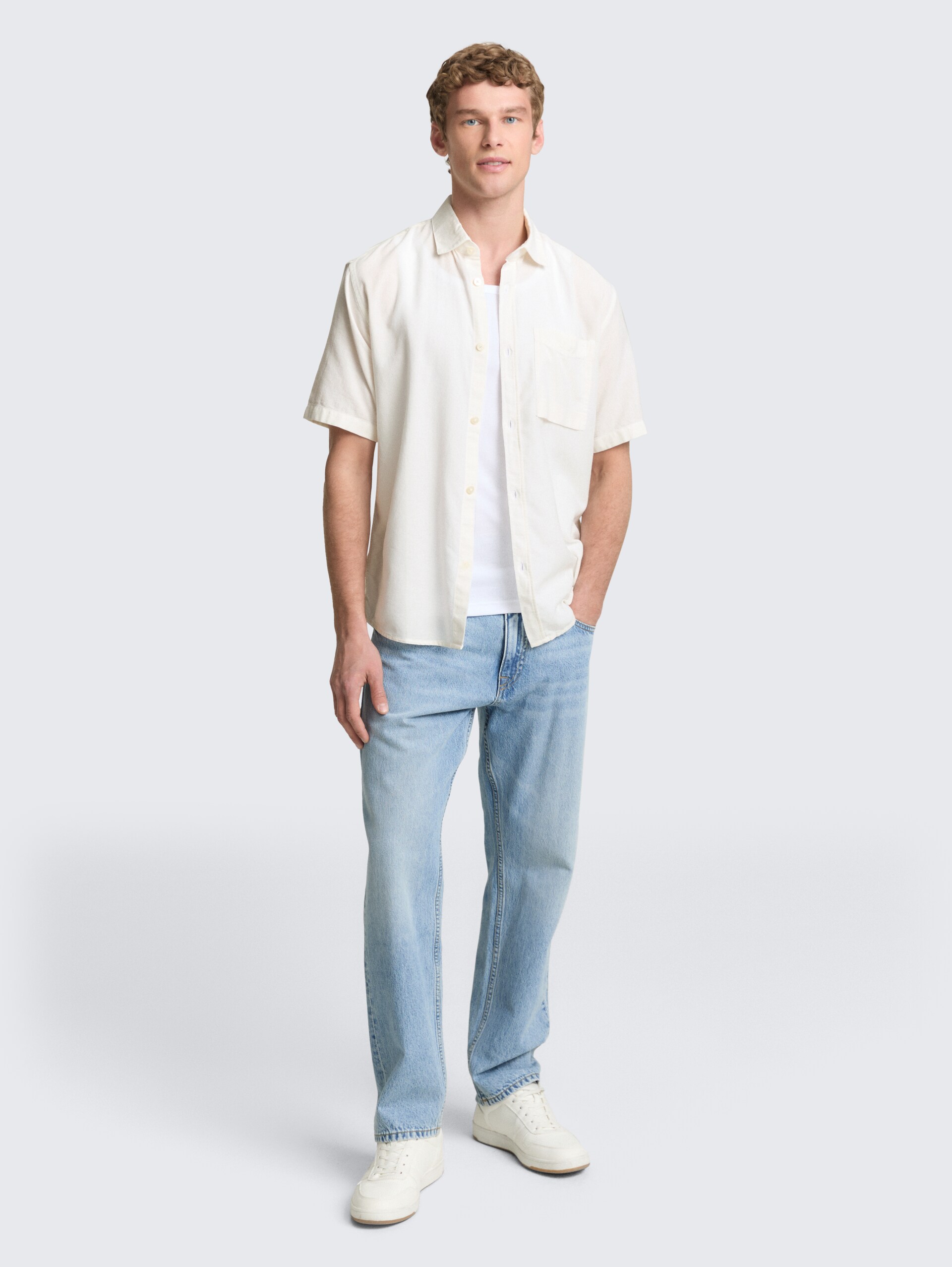 Relaxed Fit Kurzarmhemd mit Brusttasche - White - Model-Vorderansicht