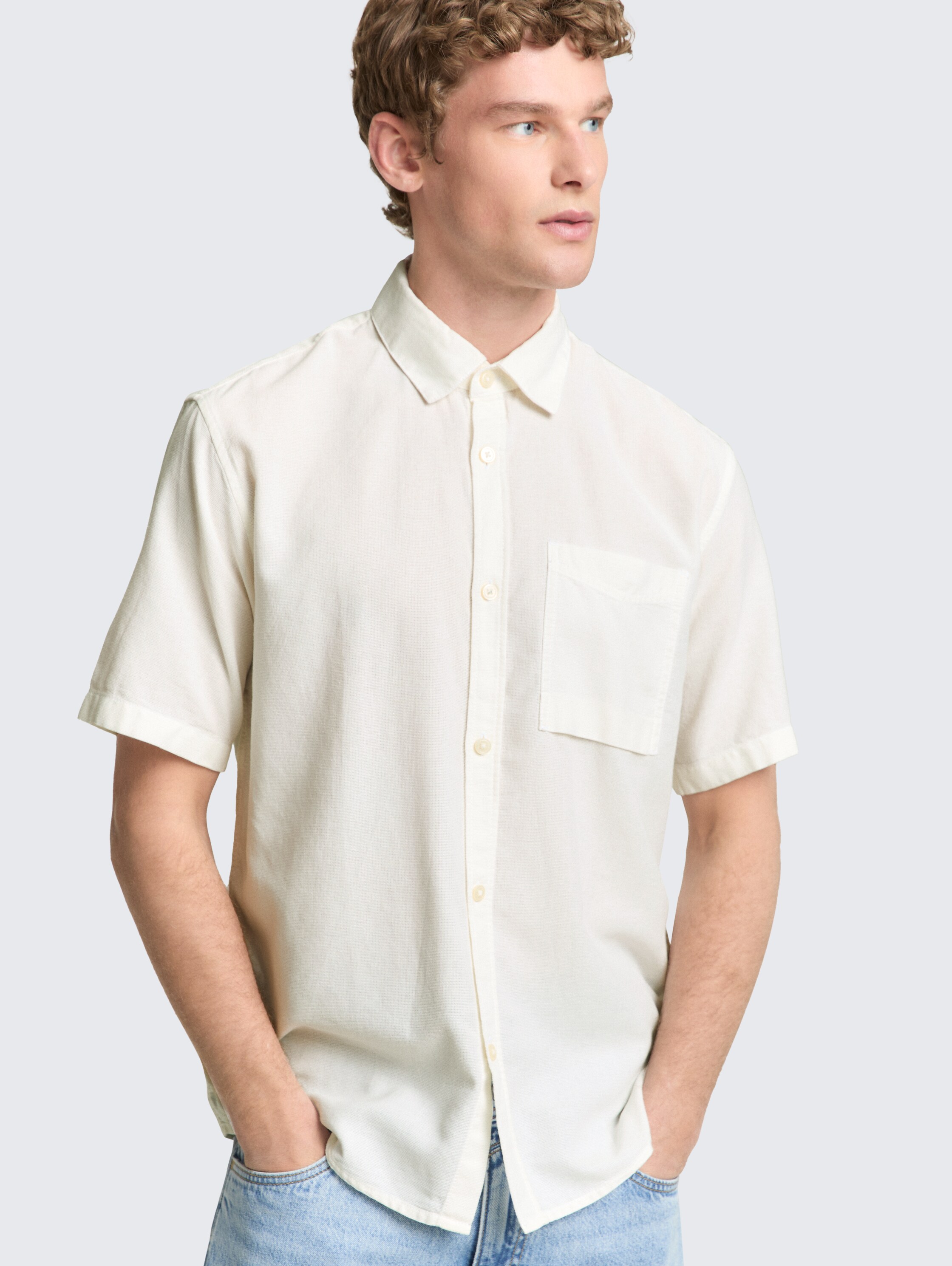 Relaxed fit short sleeve shirt with breast pocket - White - Detail model view