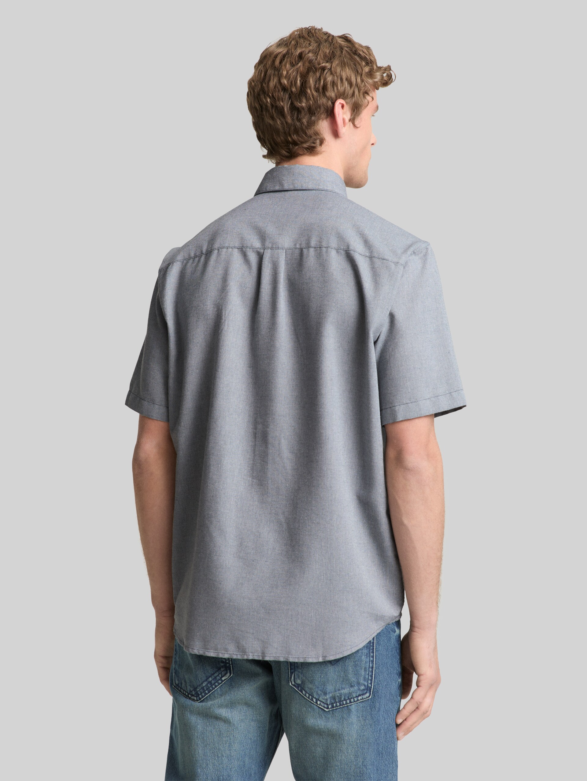 Relaxed fit short sleeve shirt with breast pocket - urban medium grey structure - Neckline model-back view