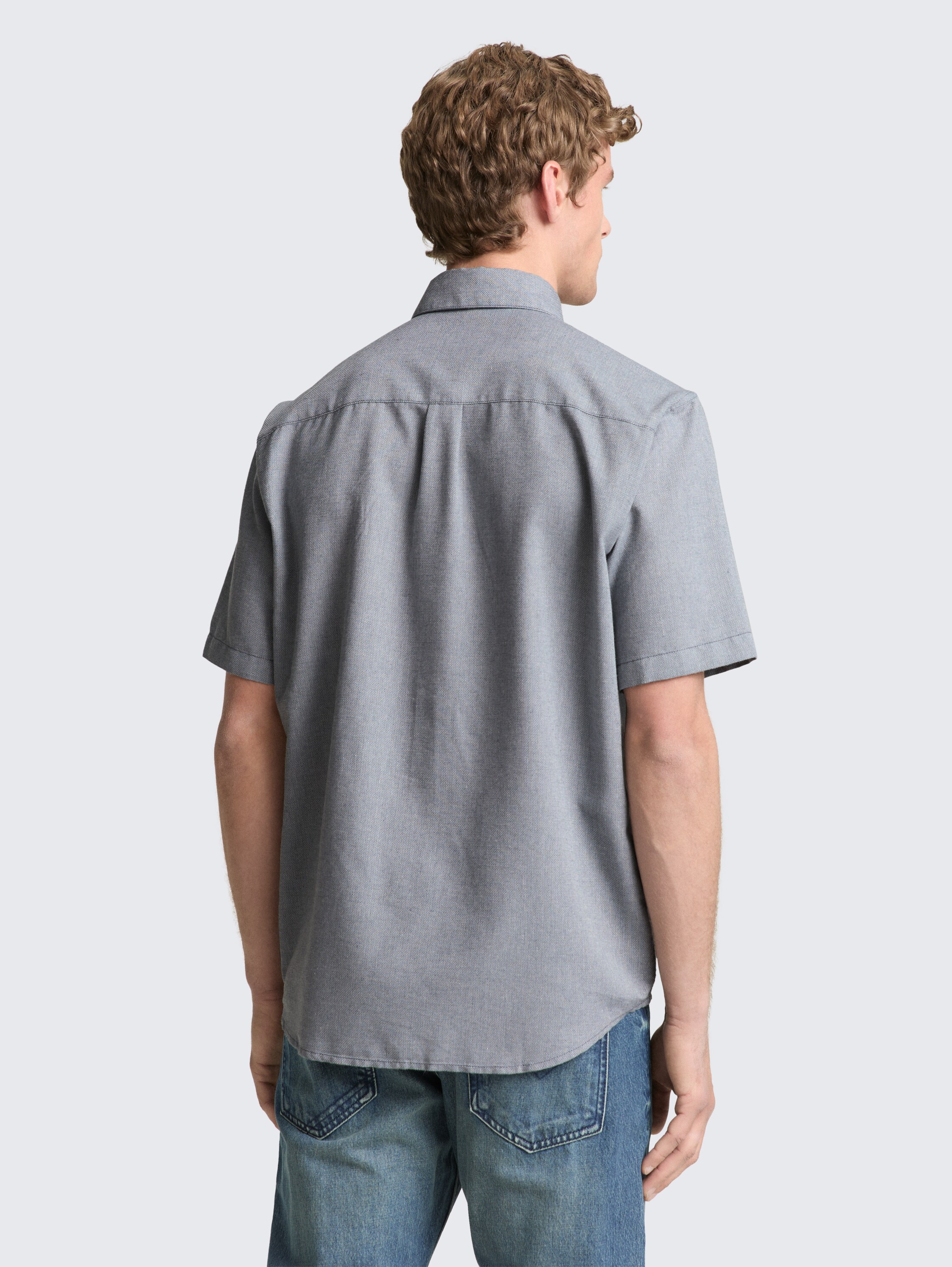 Relaxed fit short sleeve shirt with breast pocket - urban medium grey structure - Neckline model-back view
