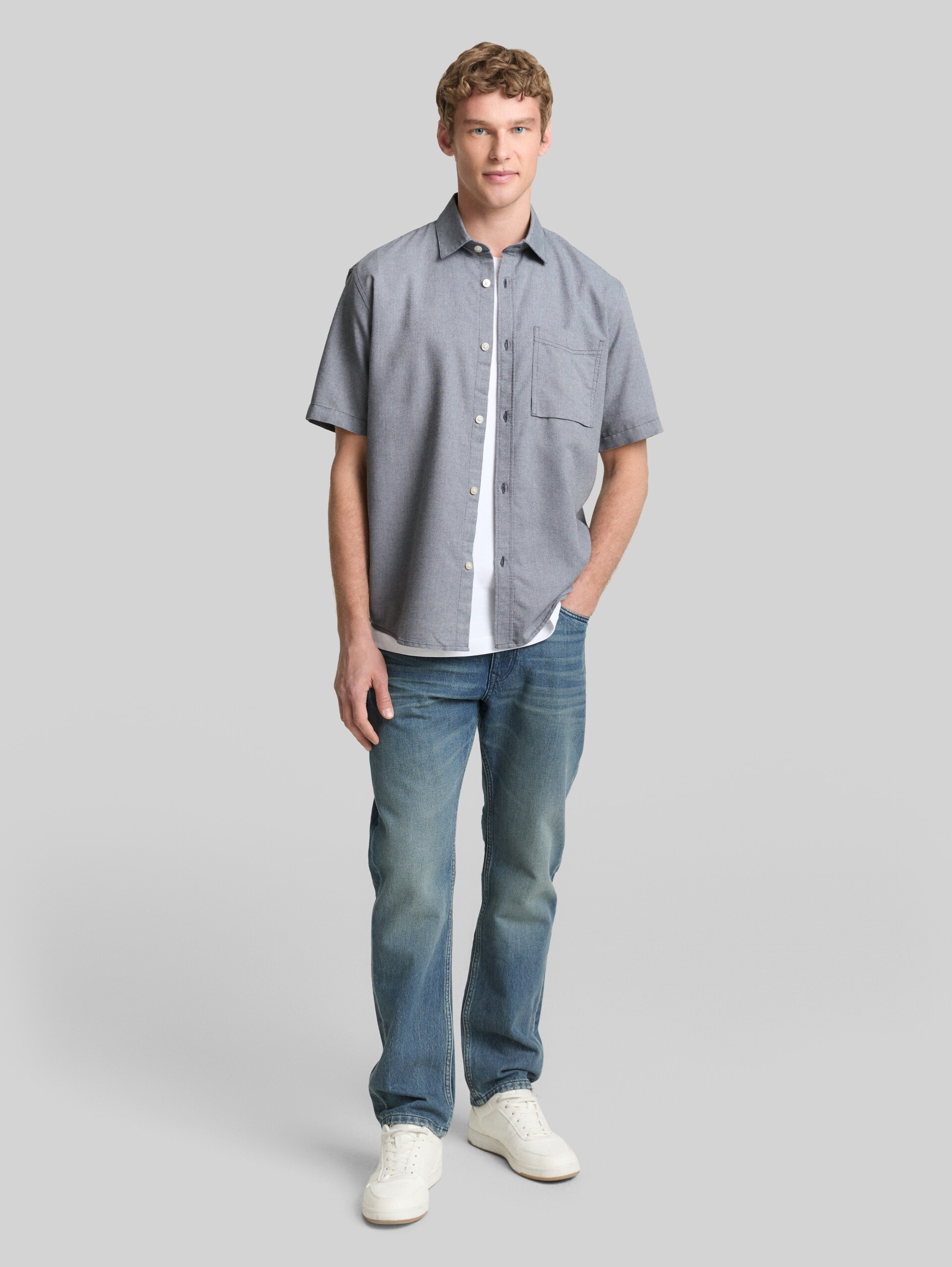 Relaxed fit short sleeve shirt with breast pocket - urban medium grey structure - Model front view