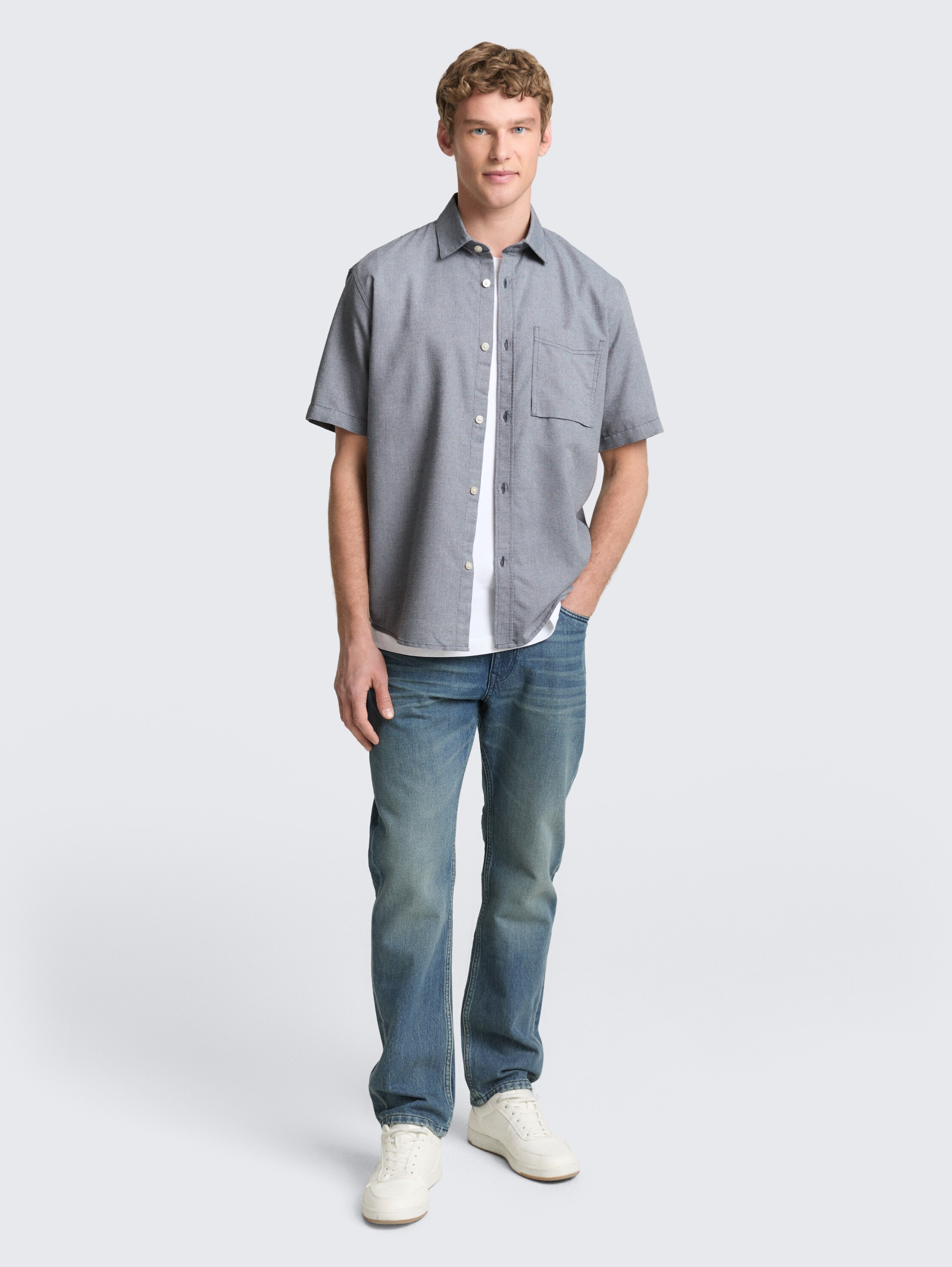 Relaxed fit short sleeve shirt with breast pocket - urban medium grey structure - Model front view