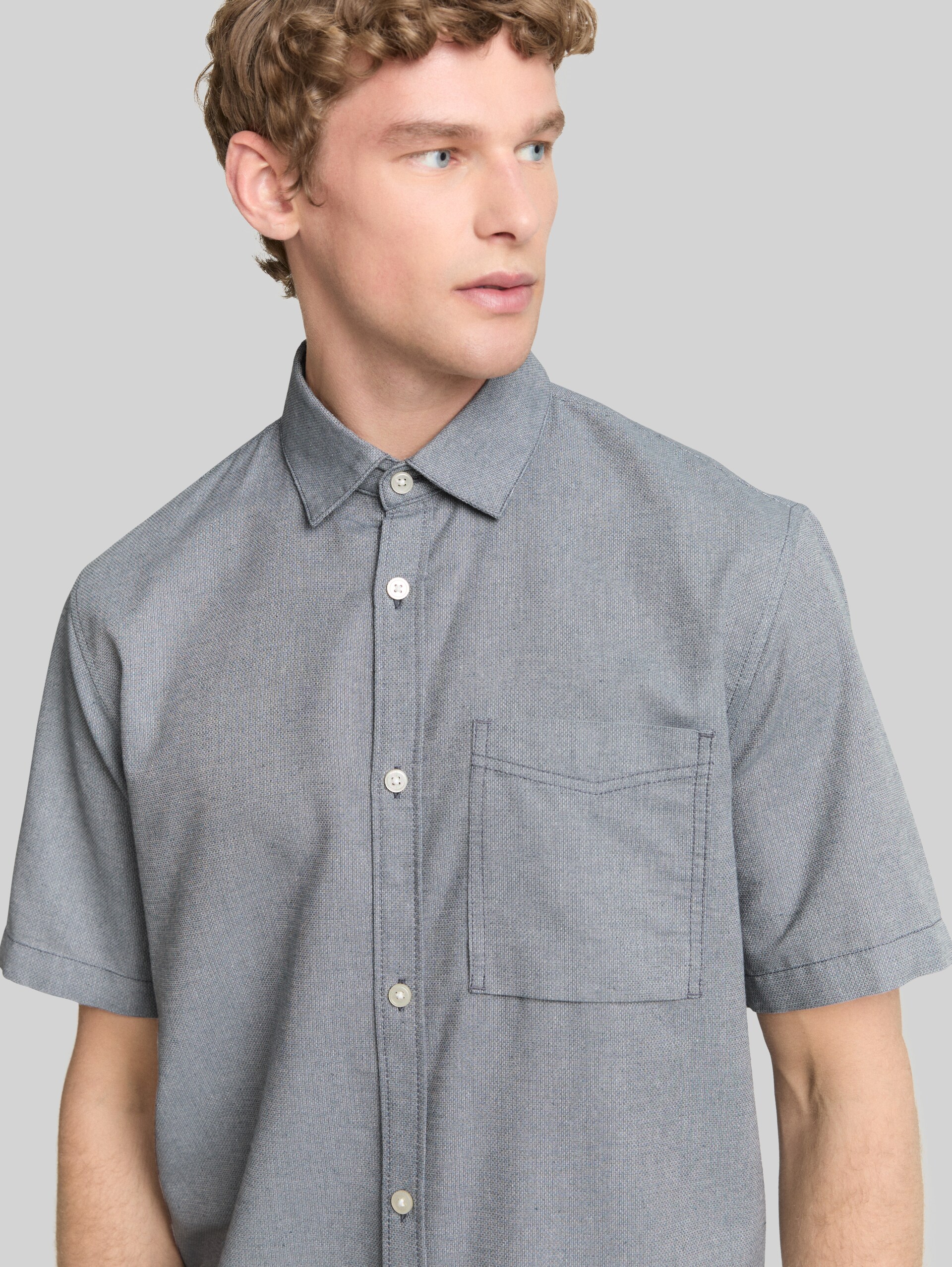 Relaxed fit short sleeve shirt with breast pocket - urban medium grey structure - Detail model view