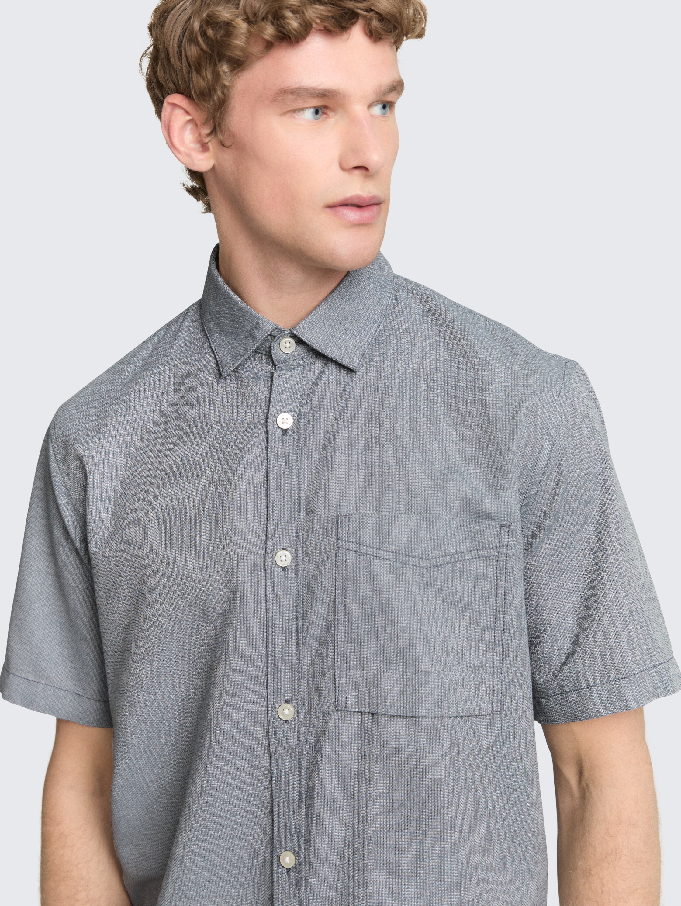 Relaxed fit short sleeve shirt with breast pocket - urban medium grey structure - Detail model view