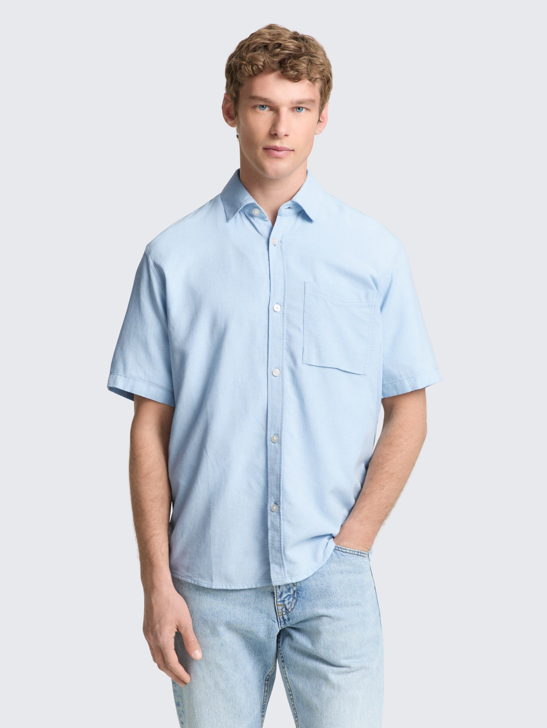 Relaxed Fit Kurzarmhemd mit Brusttasche - light blue structure - Ausschnitt Model-Vorderansicht