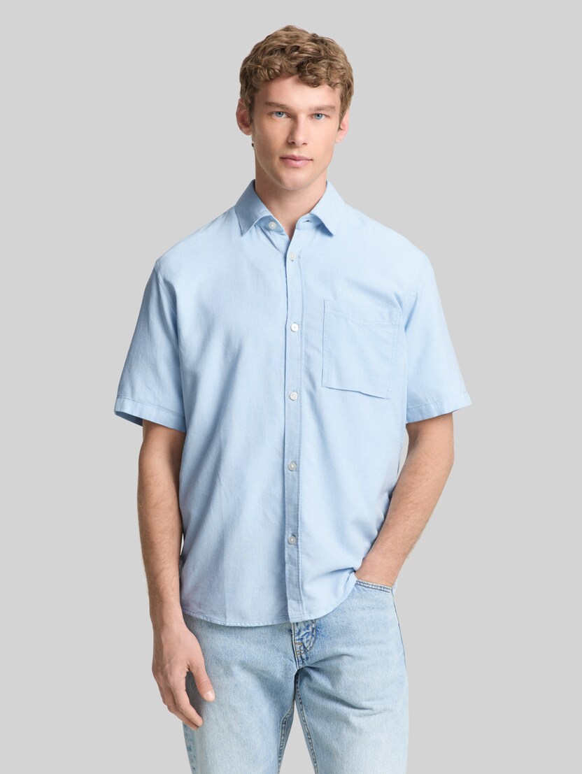 Relaxed Fit Kurzarmhemd mit Brusttasche von Denim Male, light blue structure