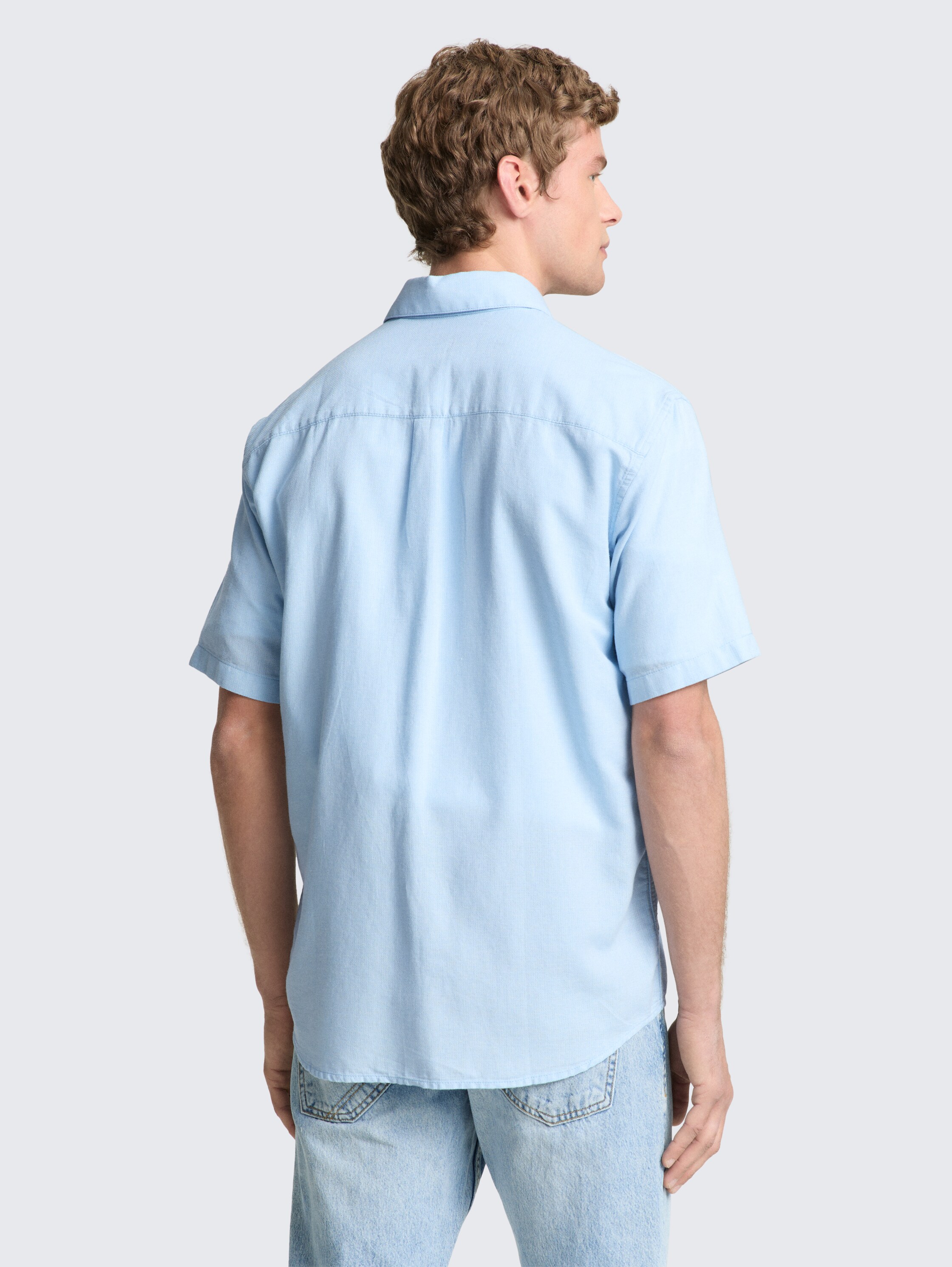 Relaxed fit short sleeve shirt with breast pocket - light blue structure - Neckline model-back view