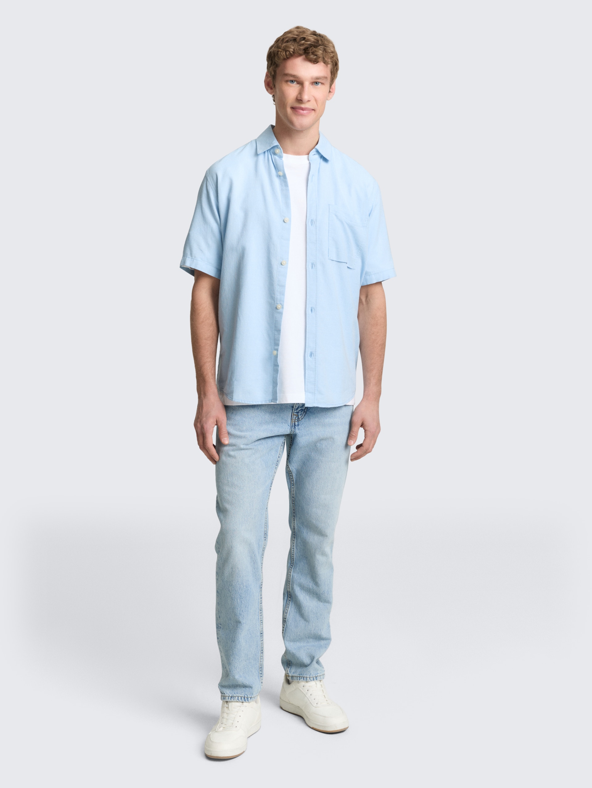 Relaxed Fit Kurzarmhemd mit Brusttasche - light blue structure - Model-Vorderansicht
