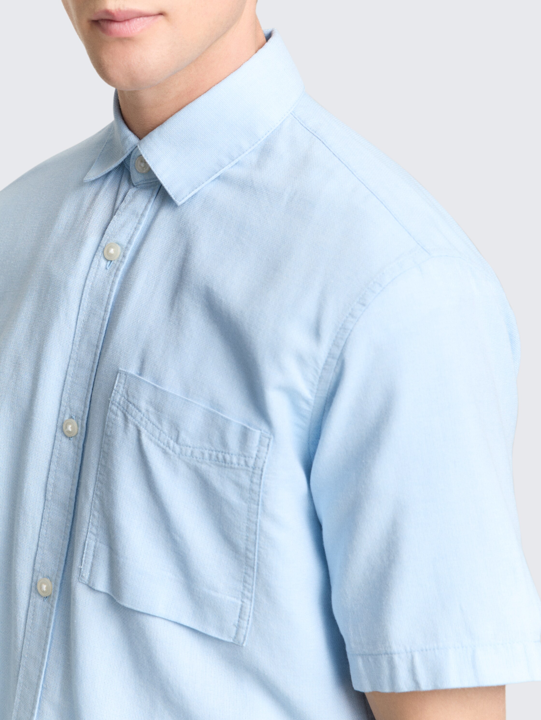 Relaxed fit short sleeve shirt with breast pocket - light blue structure - Detail model view