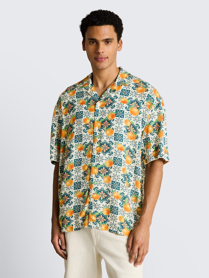 Loose Fit Resort Kurzarmhemd mit Rückenprint von Denim Male, colorful fruit print
