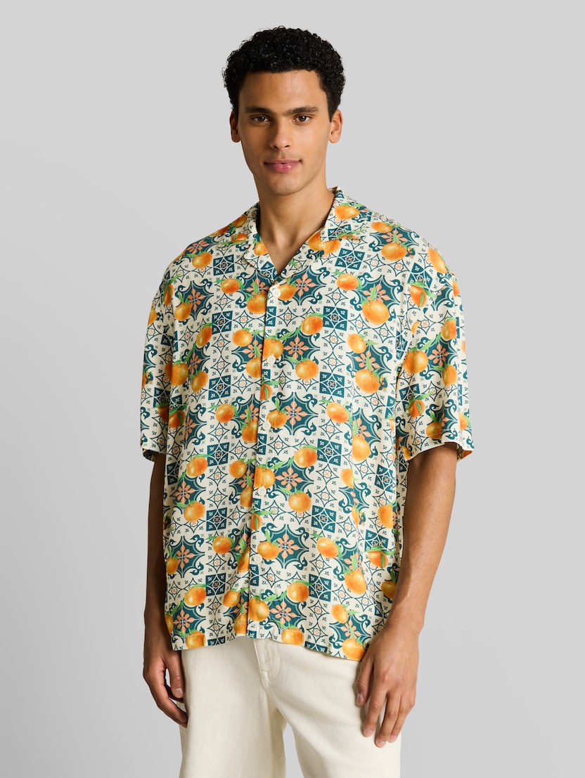Loose Fit Resort Kurzarmhemd mit Rückenprint von Denim Male, colorful fruit print