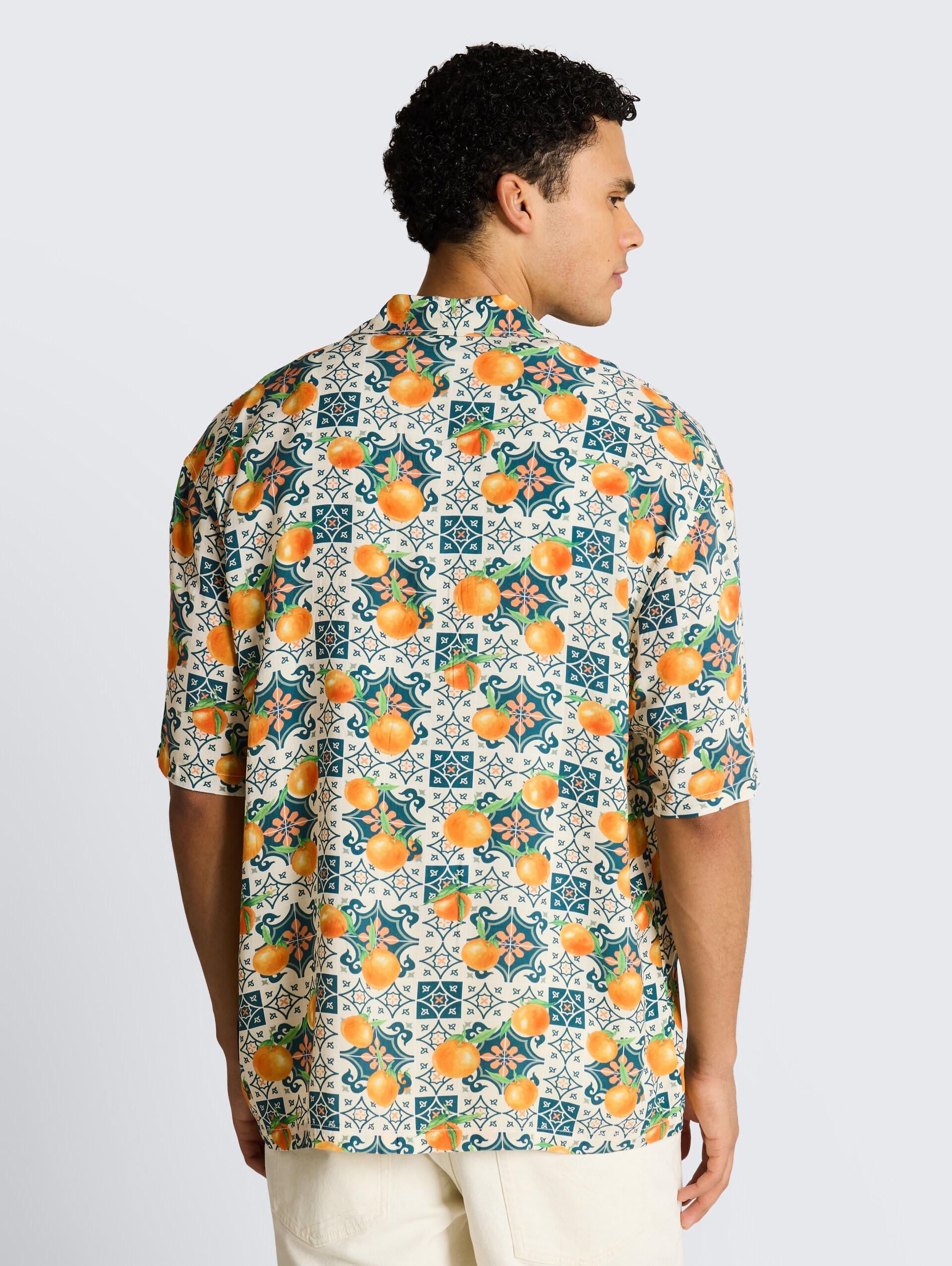 Loose fit resort-overhemd met korte mouwen en print op de rug - colorful fruit print - Neklijn model-achteraanzicht