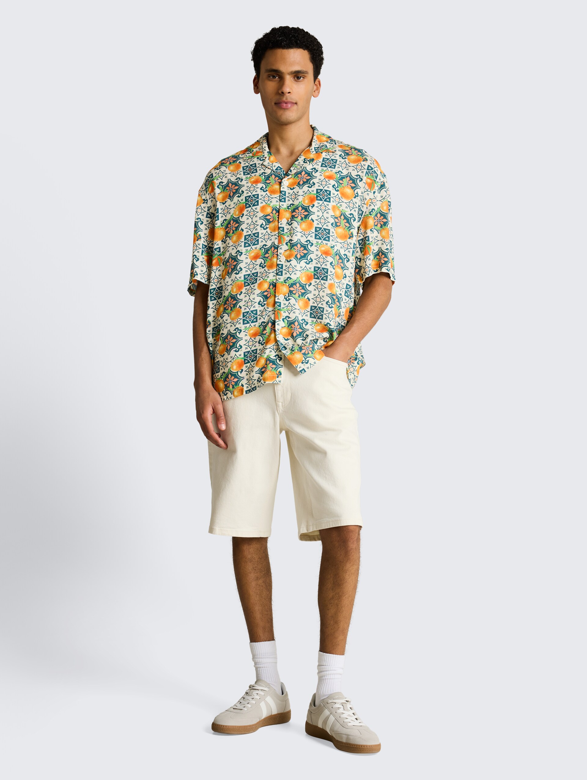 Loose fit resort-overhemd met korte mouwen en print op de rug - colorful fruit print - Model vooraanzicht