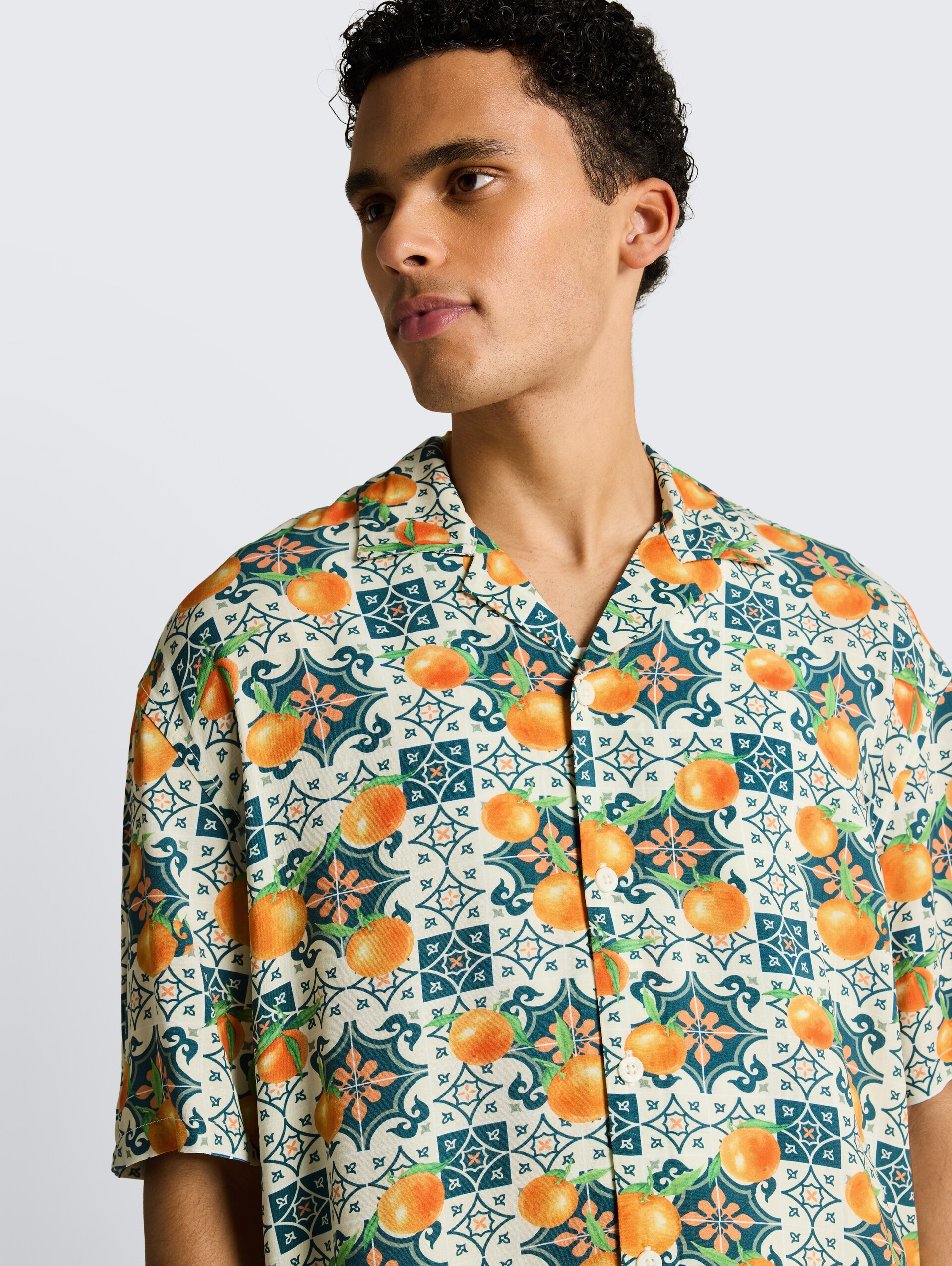 Loose fit resort-overhemd met korte mouwen en print op de rug - colorful fruit print - Detailaanzicht model