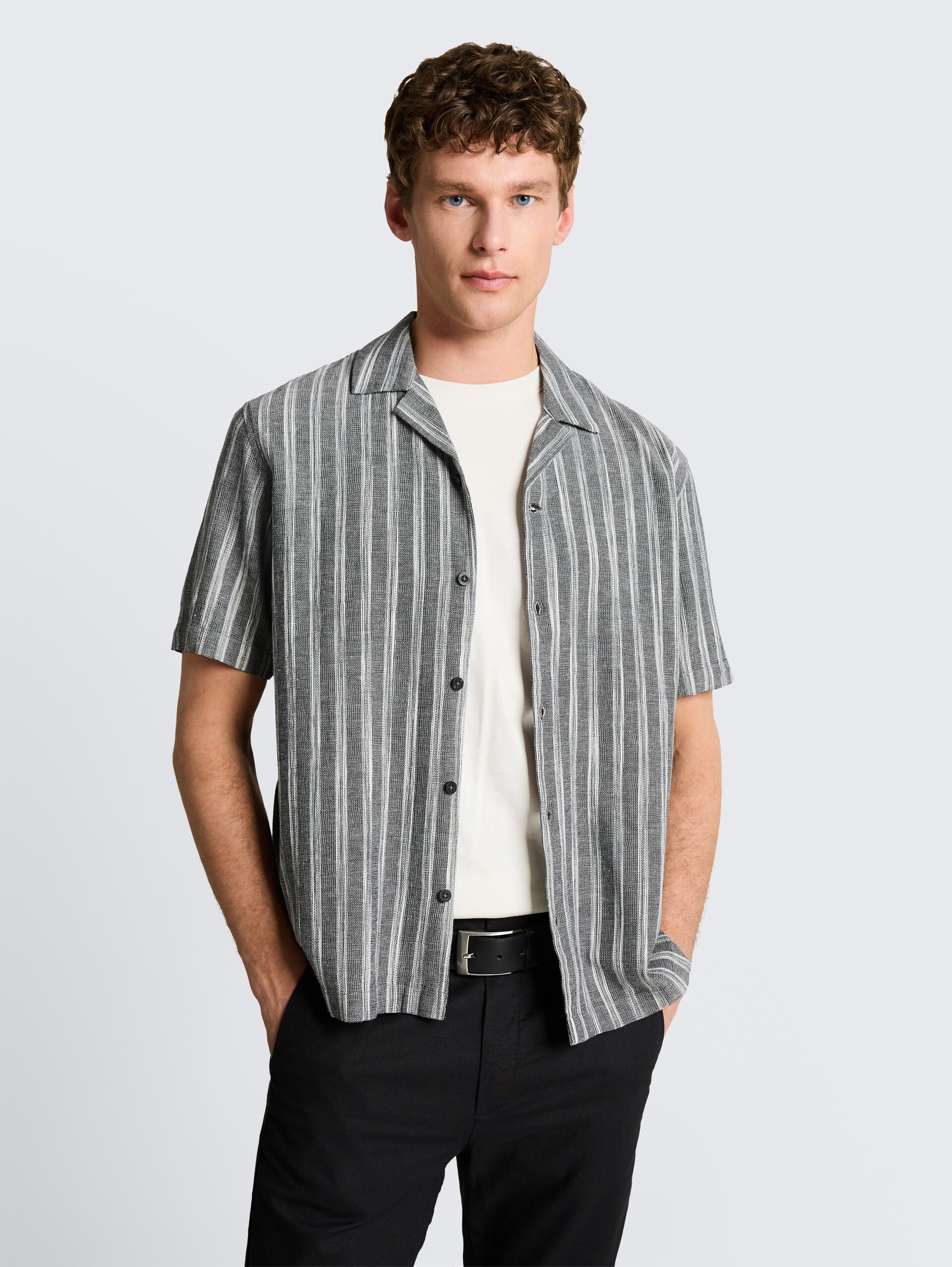 Relaxed Fit Resort Hemd mit Leinenanteil - black greyish stripe - Ausschnitt Model-Vorderansicht