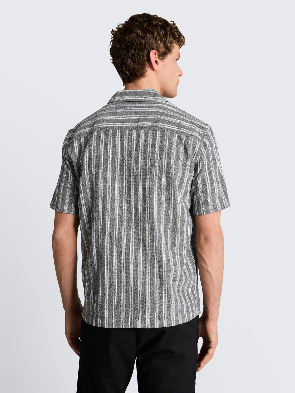 Relaxed Fit Resort Hemd mit Leinenanteil - black greyish stripe - Auschnitt Model-Rückansicht