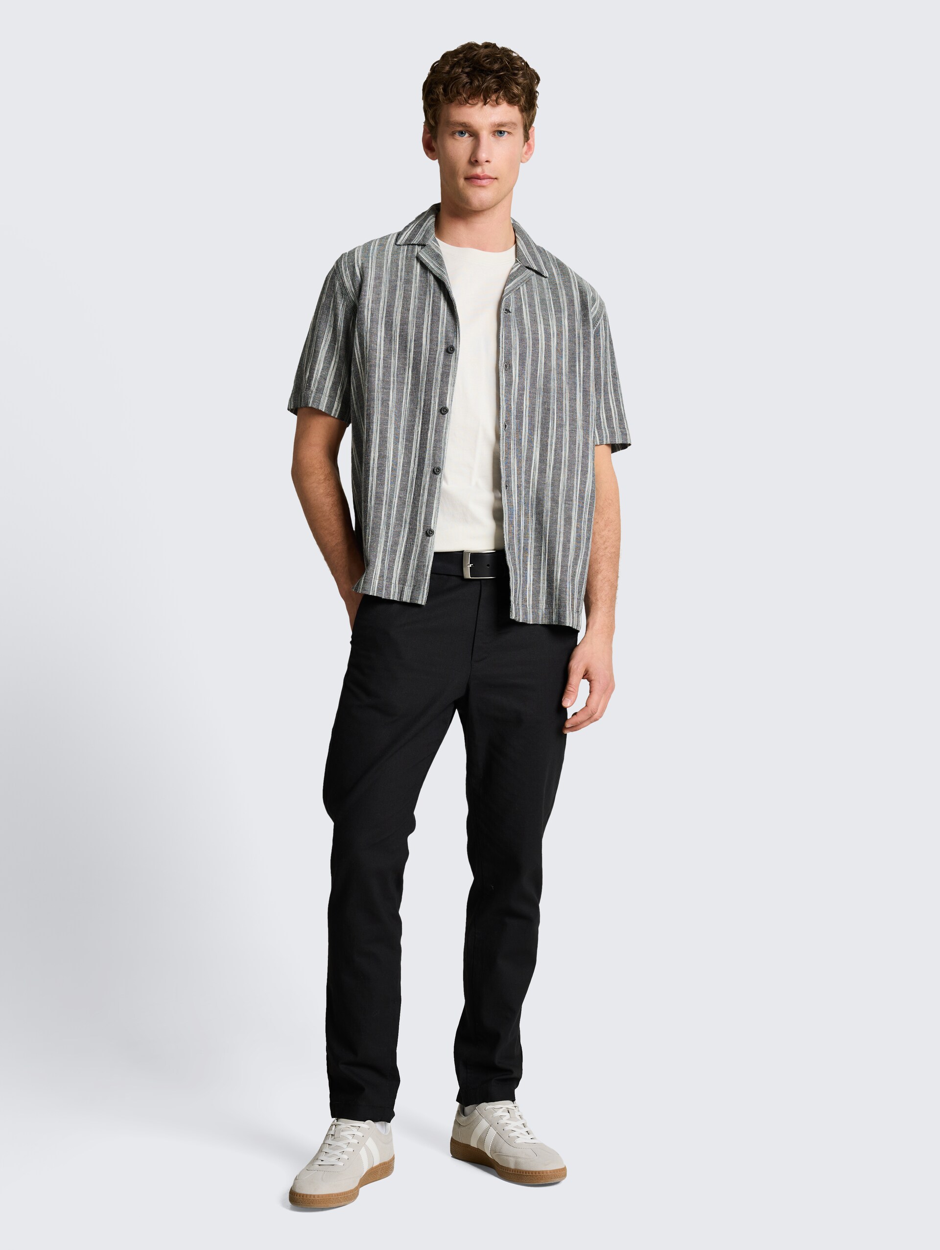 Relaxed Fit Resort Hemd mit Leinenanteil - black greyish stripe - Model-Vorderansicht