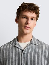 Resorthemd met relaxte pasvorm en linnenmix - black greyish stripe - Detailaanzicht model