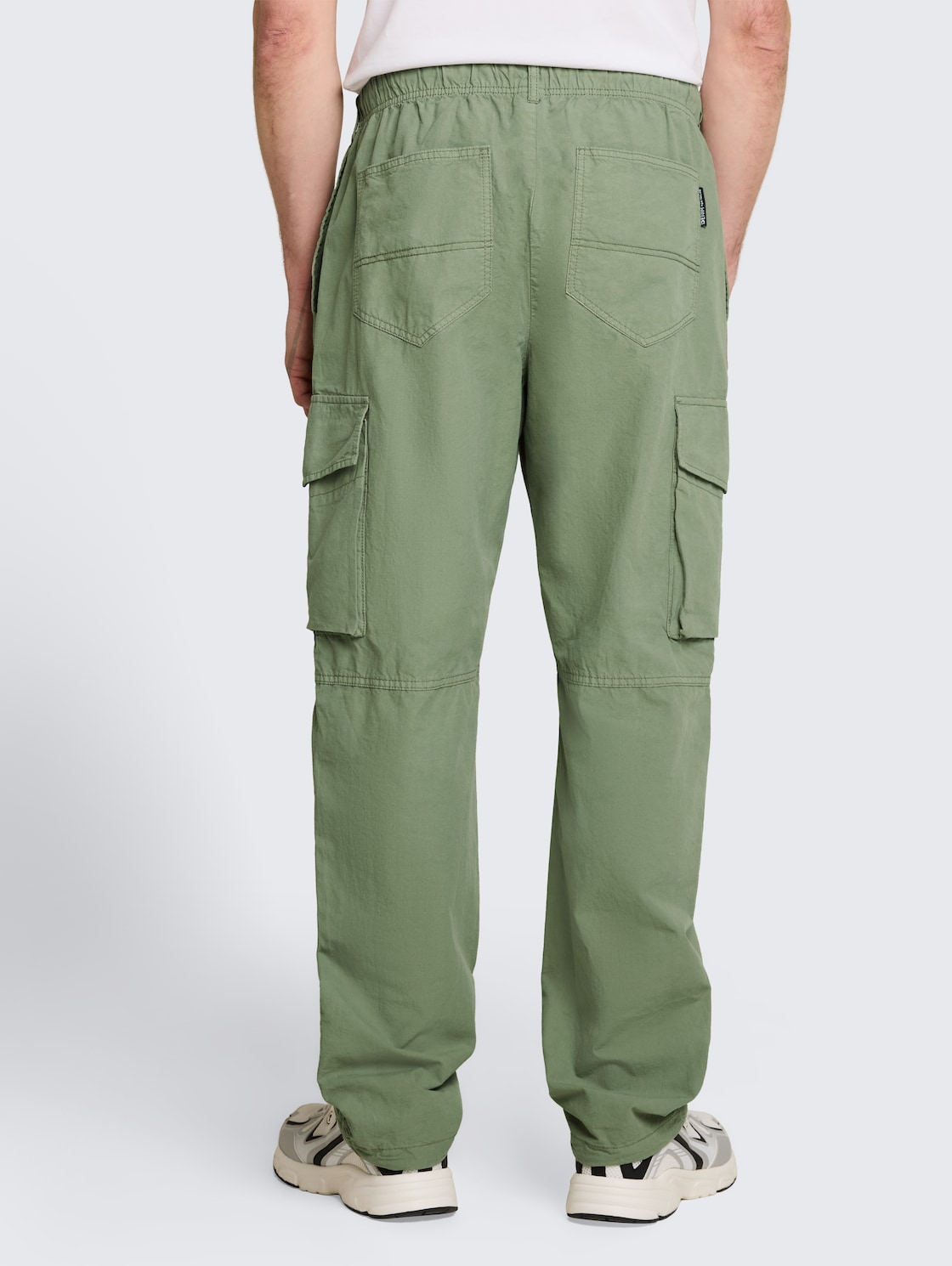 TTLOOSE Cargo Hose aus Baumwolle - Sea Spray - Auschnitt Model-Rückansicht