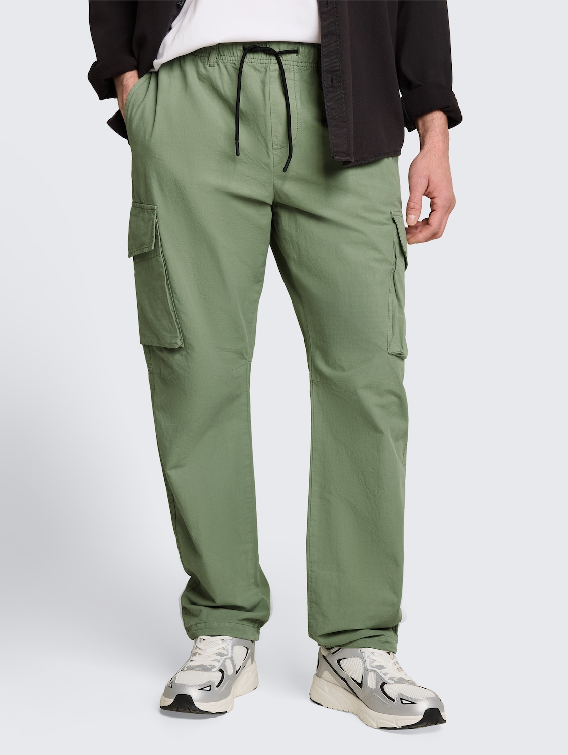 TTLOOSE Cargo Hose aus Baumwolle - Sea Spray - Ausschnitt Model-Vorderansicht