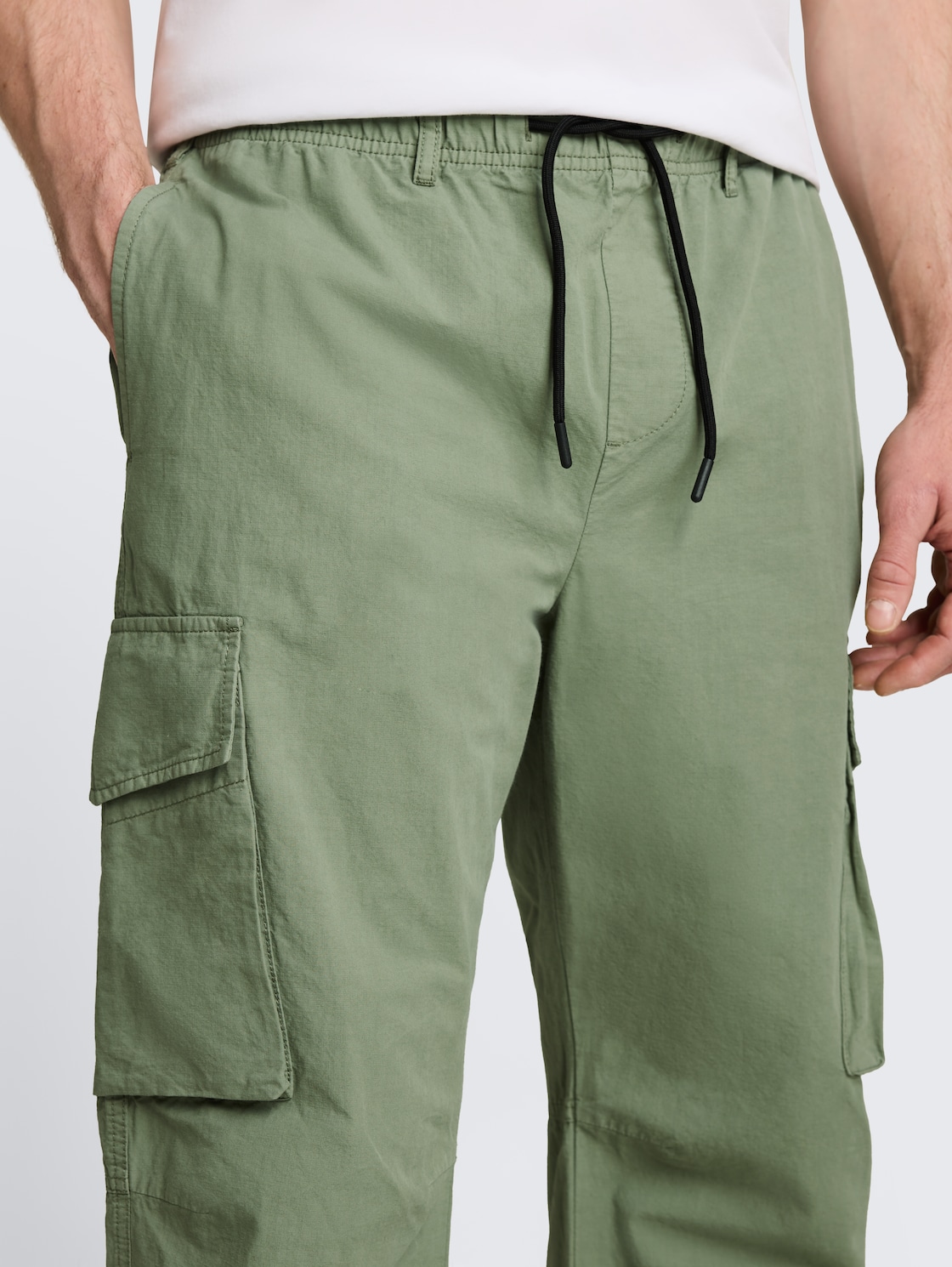 TTLOOSE Cargo Hose aus Baumwolle - Sea Spray - Detail-Model-Ansicht