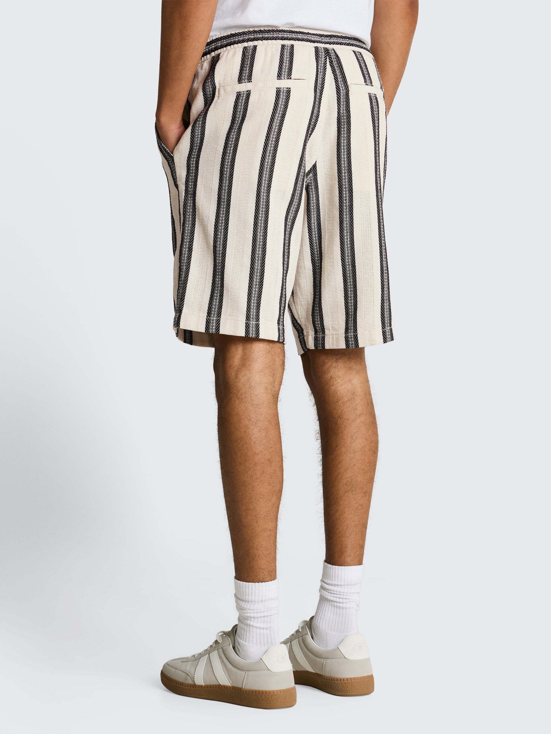 Relaxed Fit Shorts mit Streifenmuster - wool white big stripe - Auschnitt Model-Rückansicht