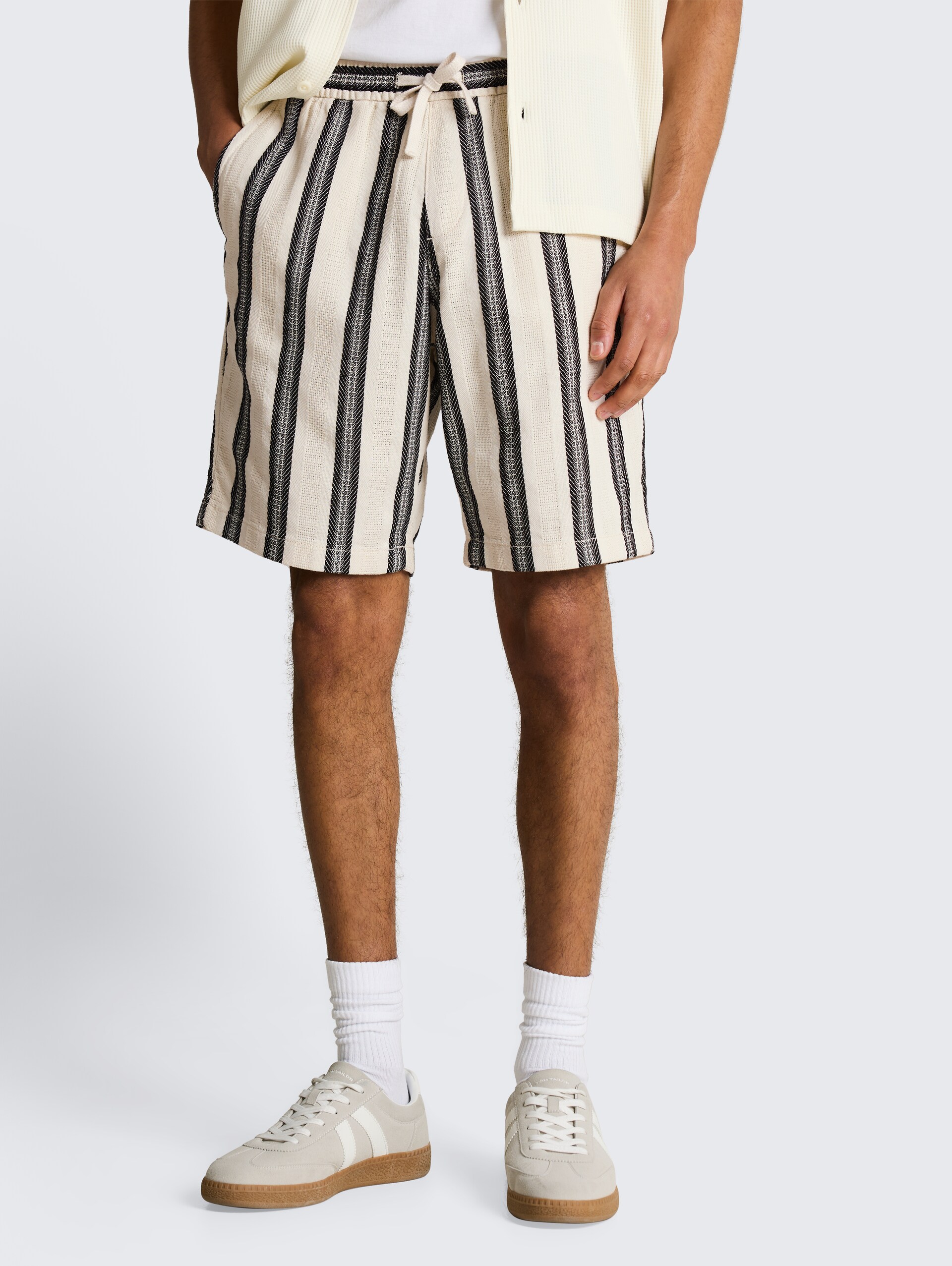 Relaxed Fit Shorts mit Streifenmuster - wool white big stripe - Ausschnitt Model-Vorderansicht