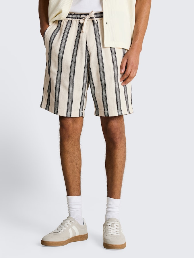 Relaxed Fit Shorts mit Streifenmuster von Denim Male, wool white big stripe