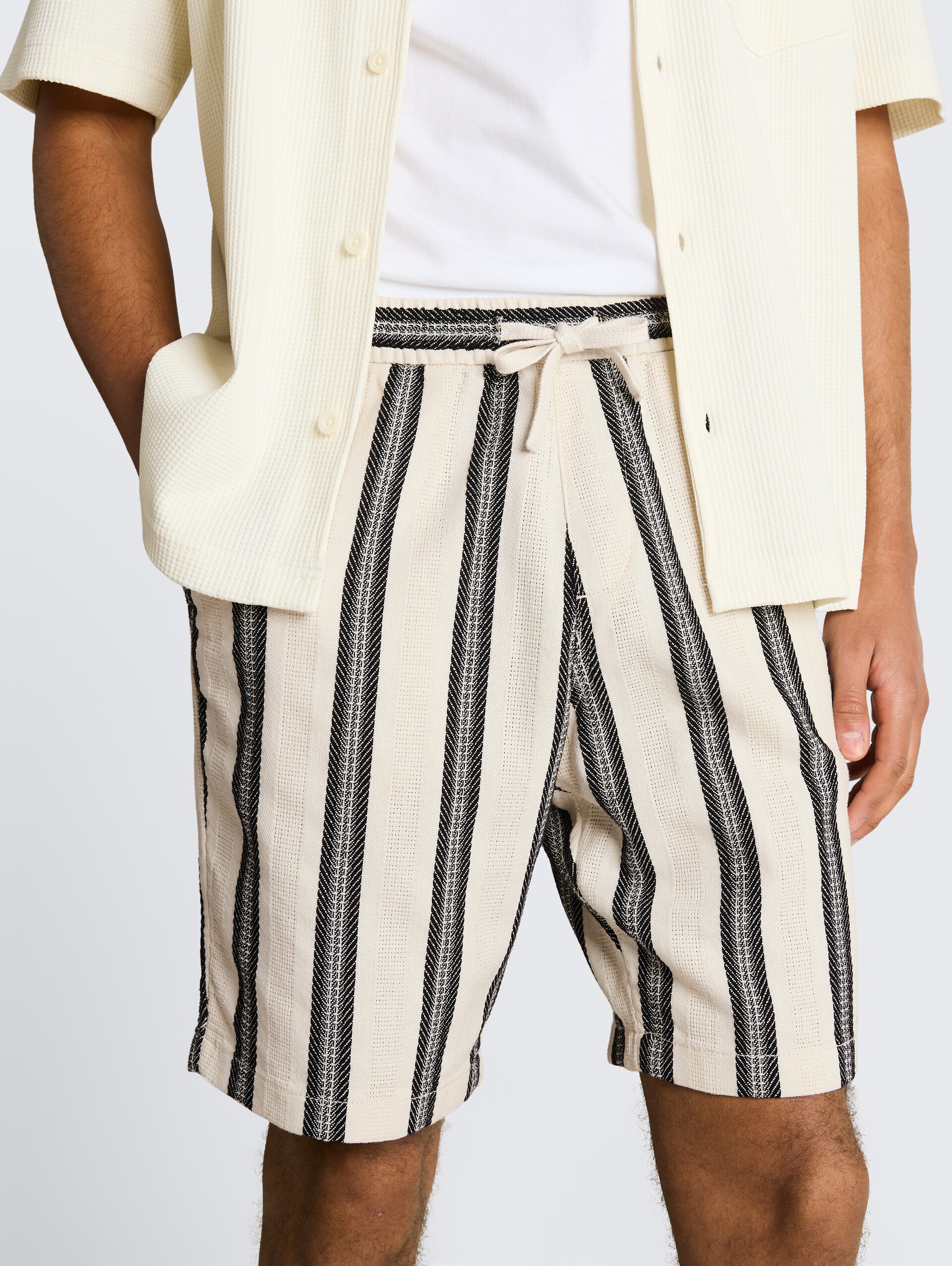 Relaxed Fit Shorts mit Streifenmuster - wool white big stripe - Detail-Model-Ansicht