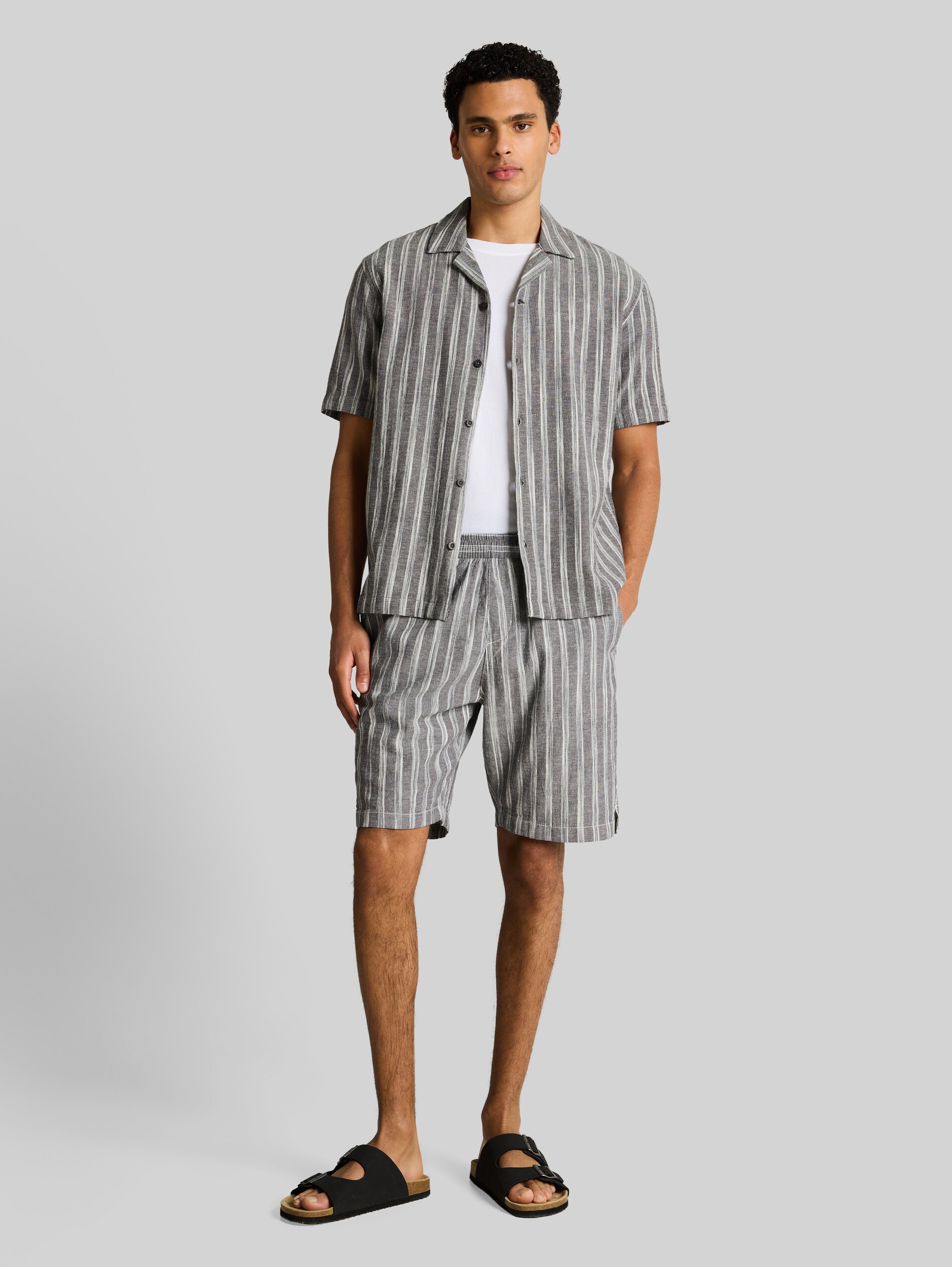 TTRELAXED shorts with linen blend - black greyish stripe - Model front view