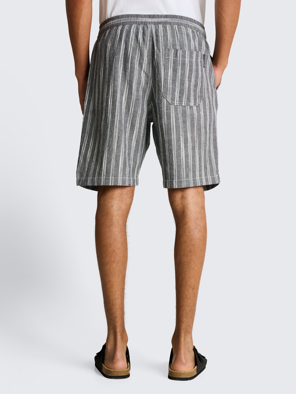 TTRELAXED Shorts mit Leinenanteil - black greyish stripe - Auschnitt Model-Rückansicht
