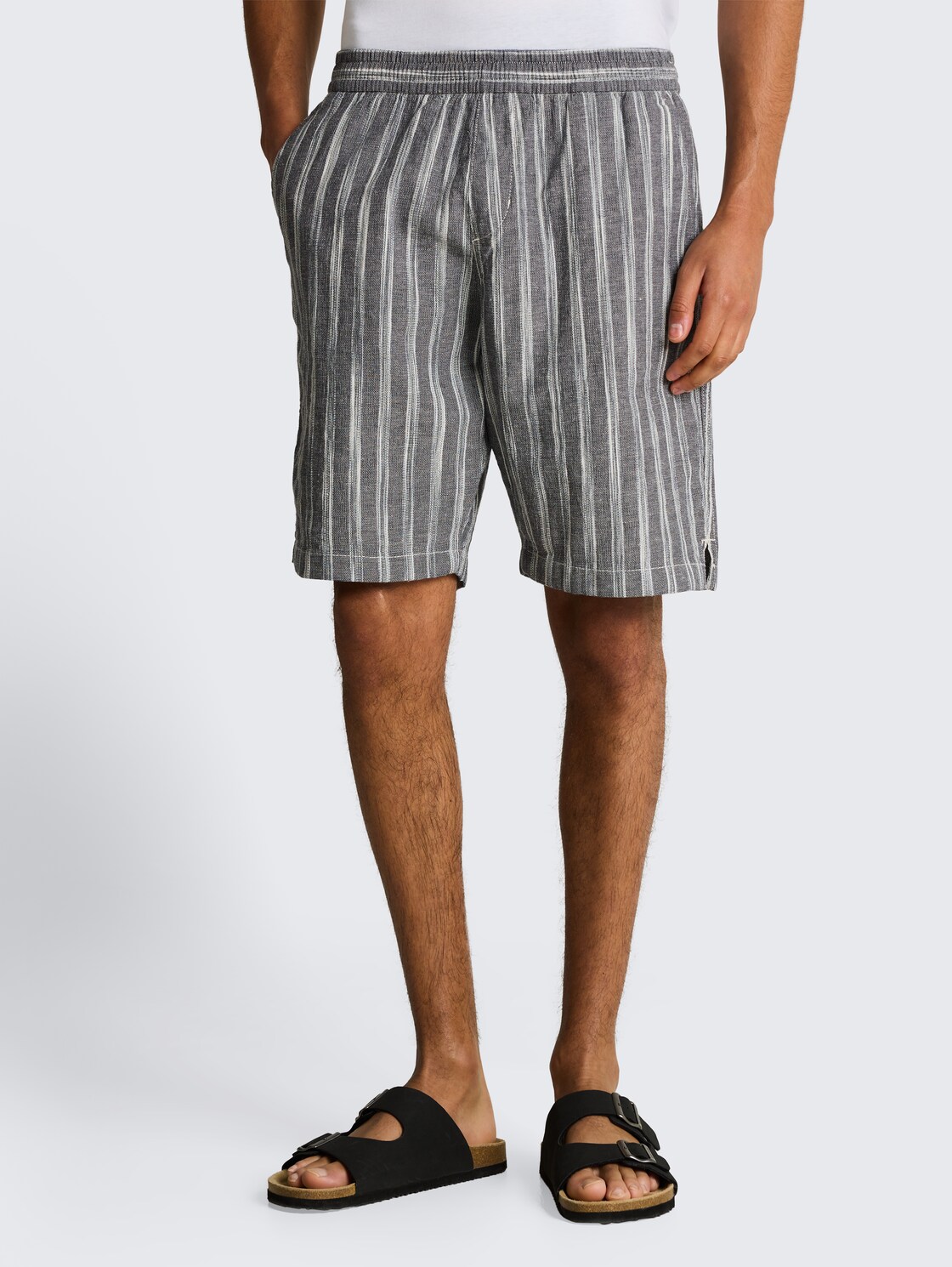 TTRELAXED Shorts mit Leinenanteil - black greyish stripe - Ausschnitt Model-Vorderansicht