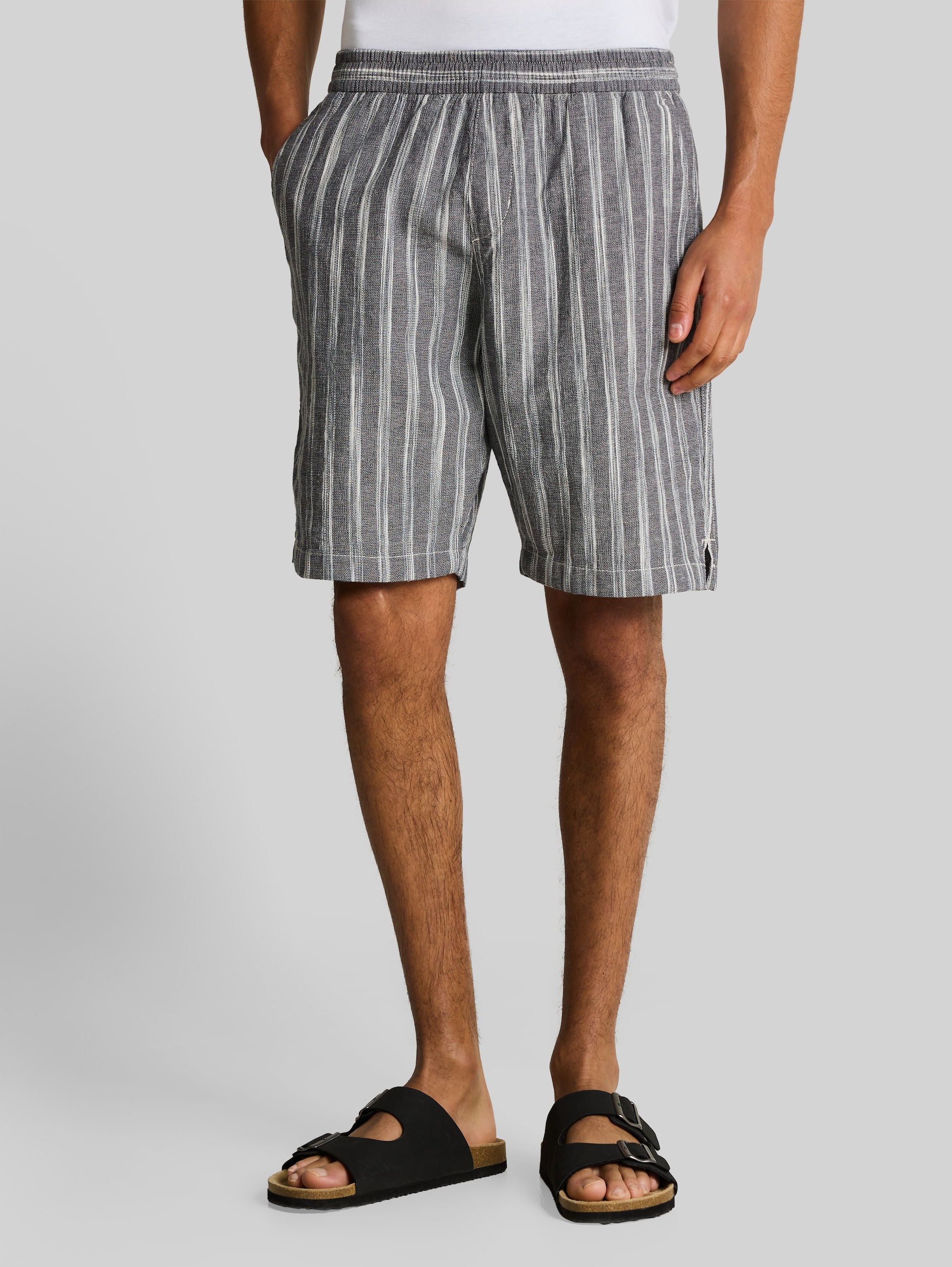 TTRELAXED shorts with linen blend - black greyish stripe - Neckline model front view