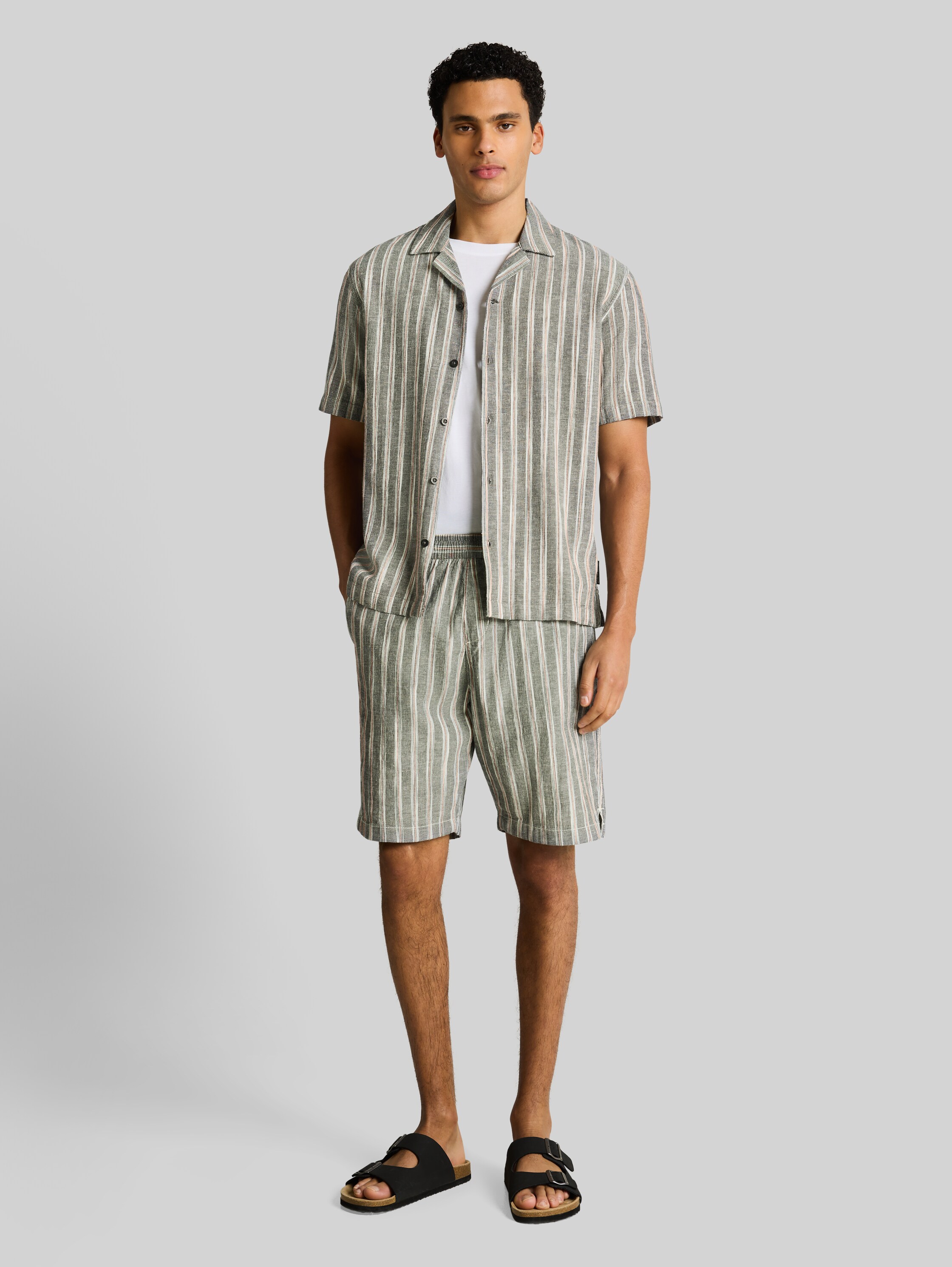 Loose Fit къси панталони от смесен лен Relaxed