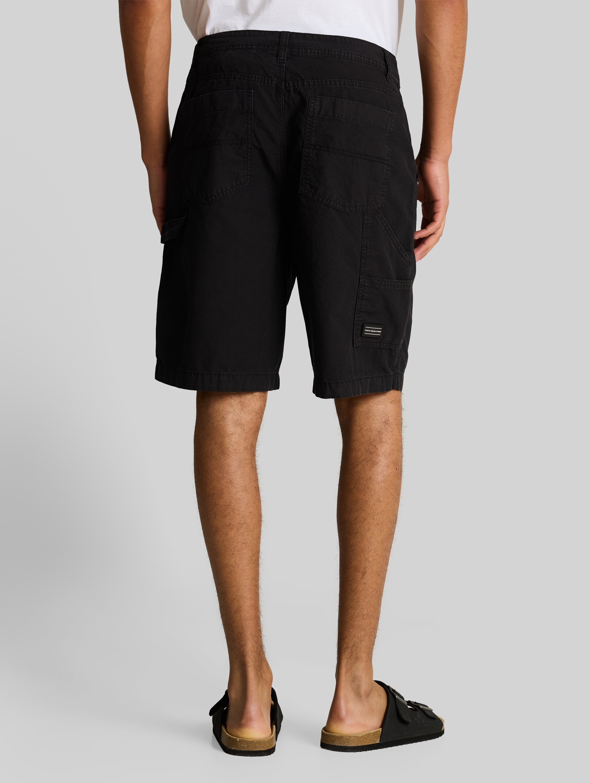 TTLOOSE Carpenter shorts - Black - Neckline model-back view