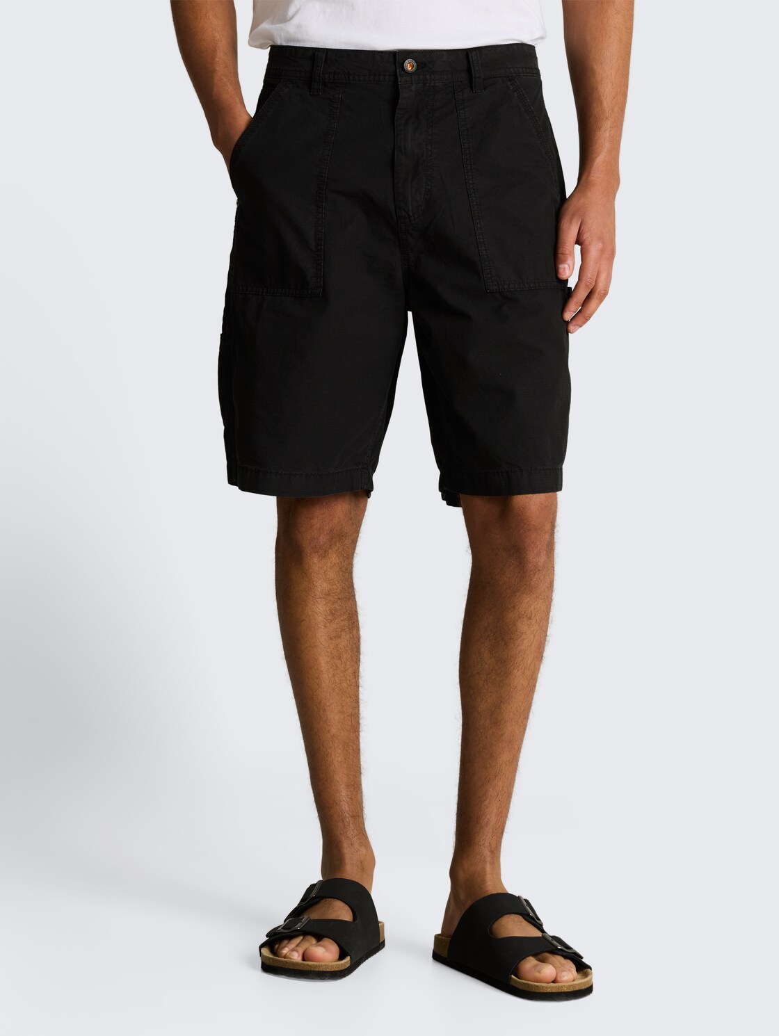 TTLOOSE Carpenter-Shorts - Black - Ausschnitt Model-Vorderansicht