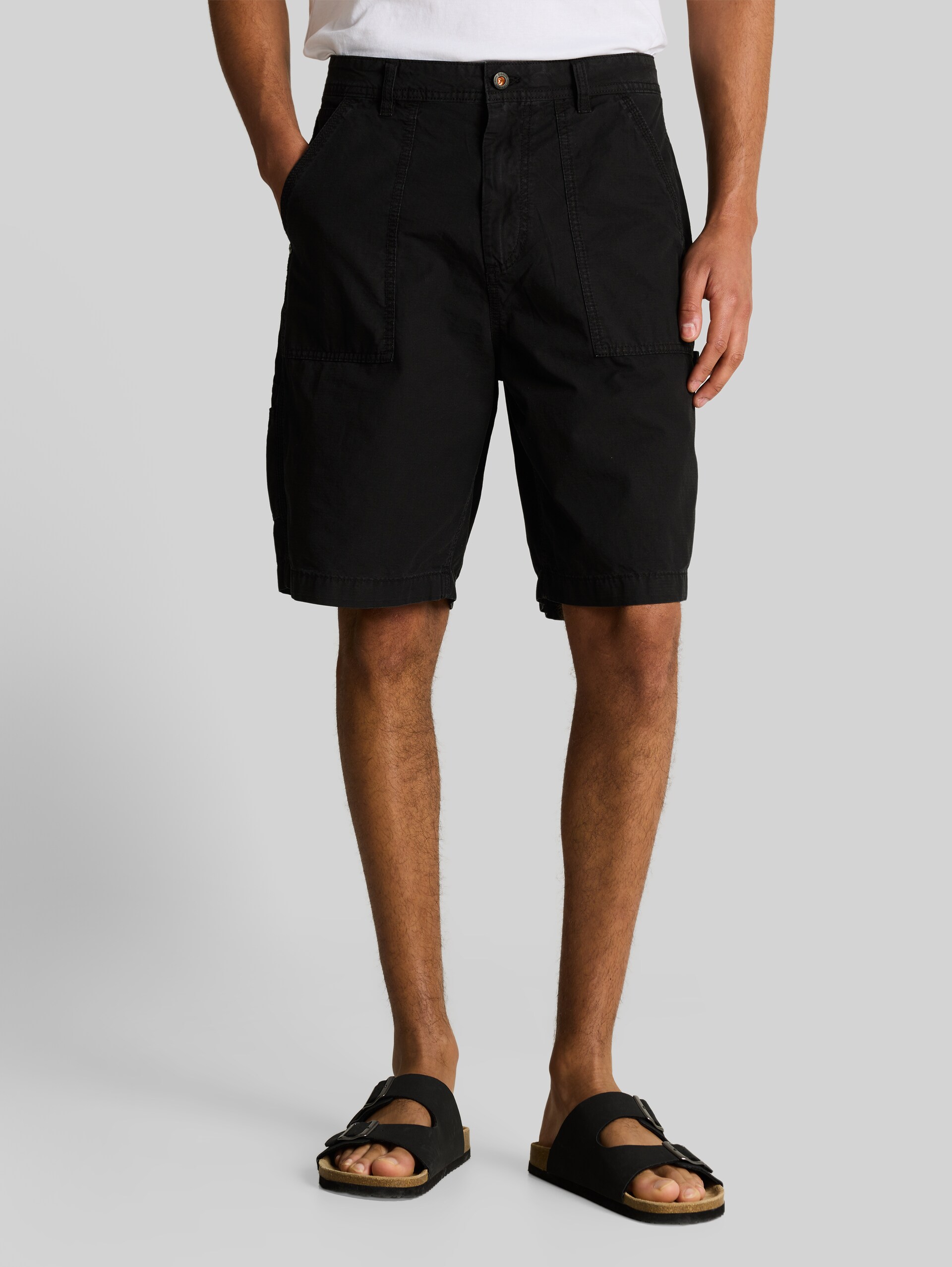 TTLOOSE Carpenter shorts - Black - Neckline model front view