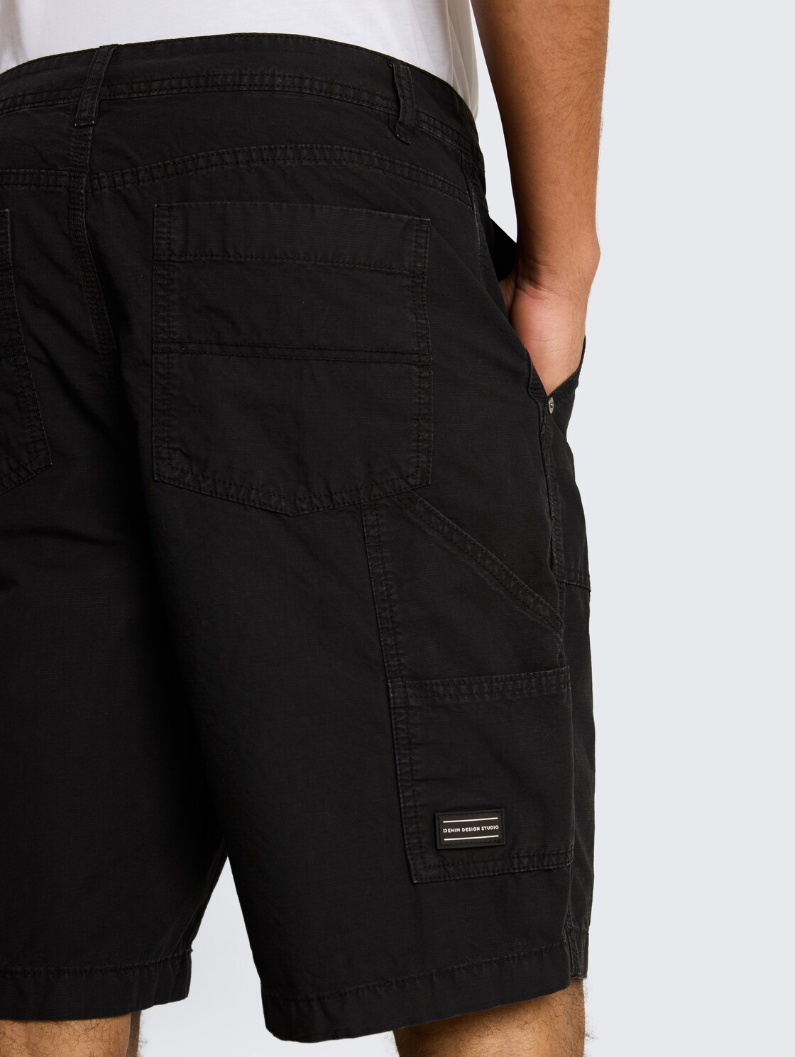 TTLOOSE Carpenter-Shorts - Black - Detail-Model-Ansicht